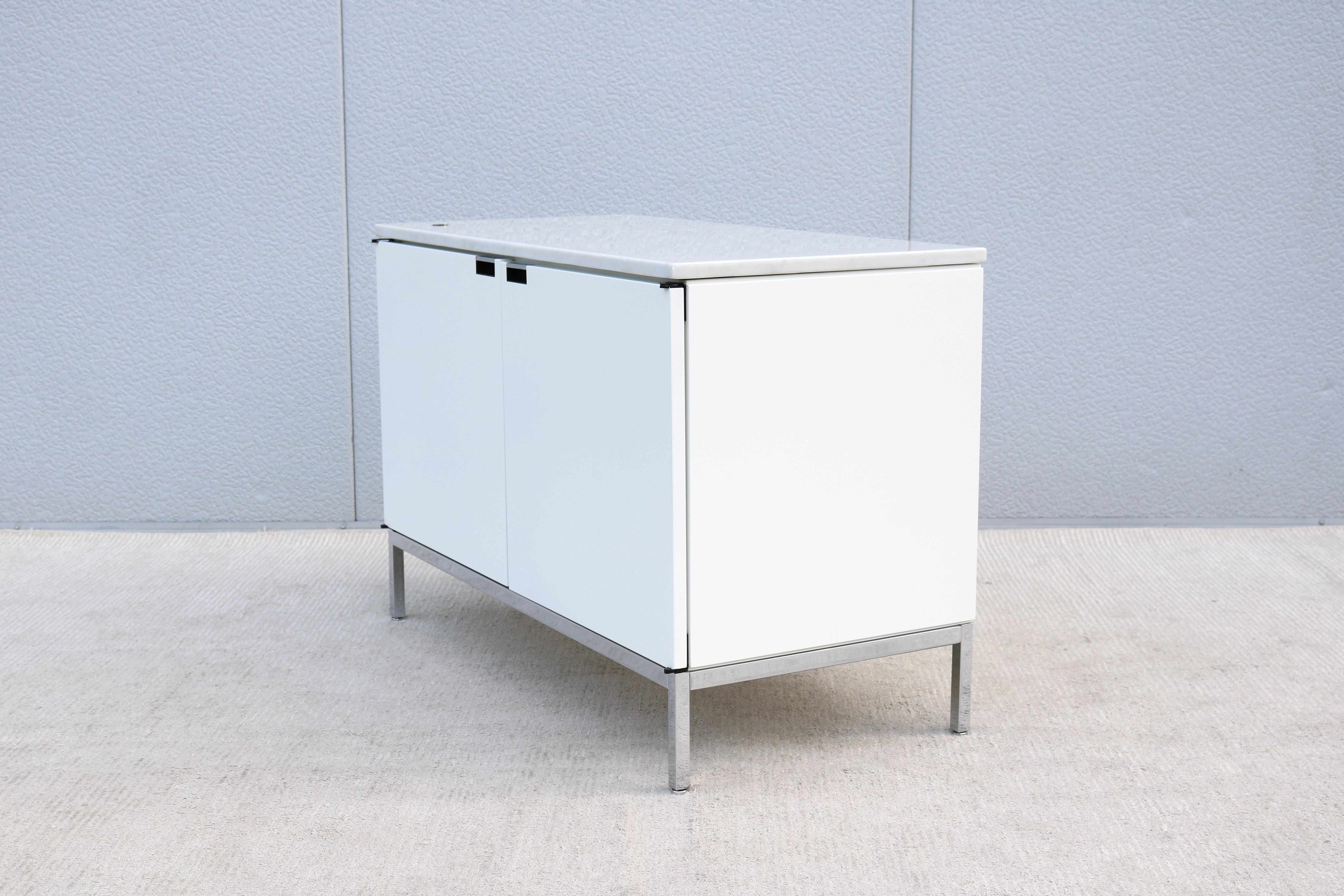 Moderna de mediados de siglo Florence Knoll Credenza de dos posiciones para Knoll Tapa de mármol en venta 3