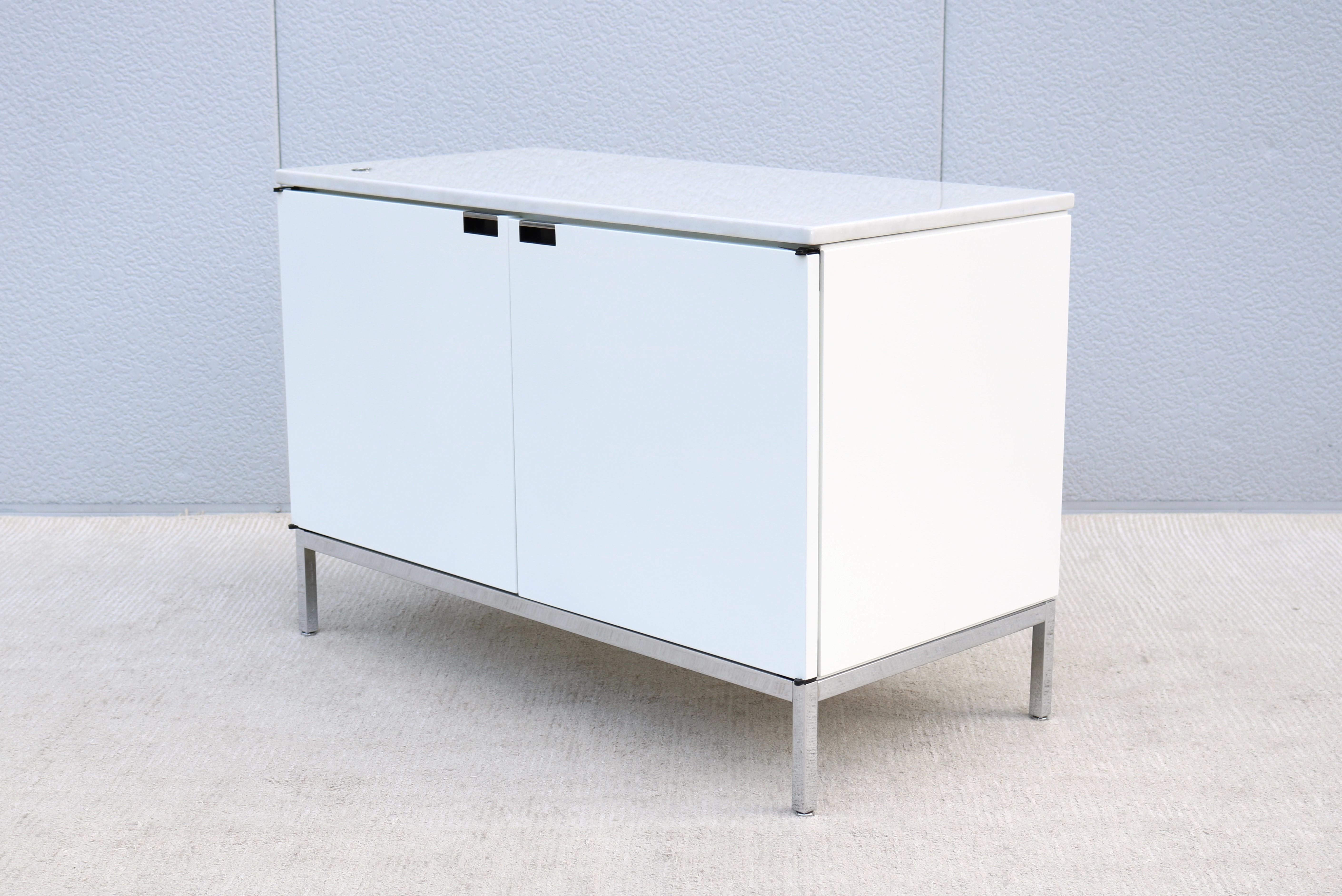Moderna de mediados de siglo Florence Knoll Credenza de dos posiciones para Knoll Tapa de mármol en venta 4