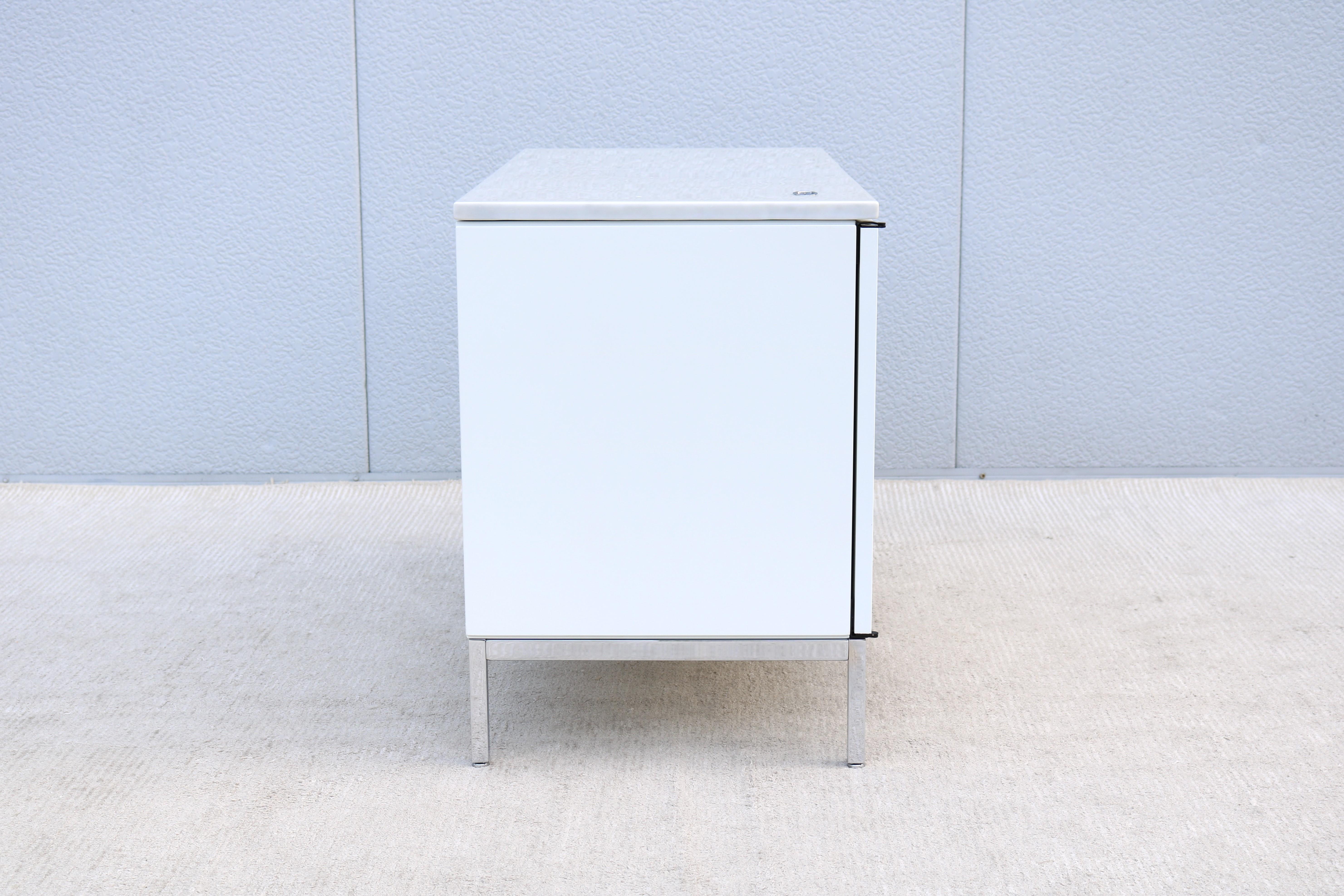 Moderna de mediados de siglo Florence Knoll Credenza de dos posiciones para Knoll Tapa de mármol en venta 5