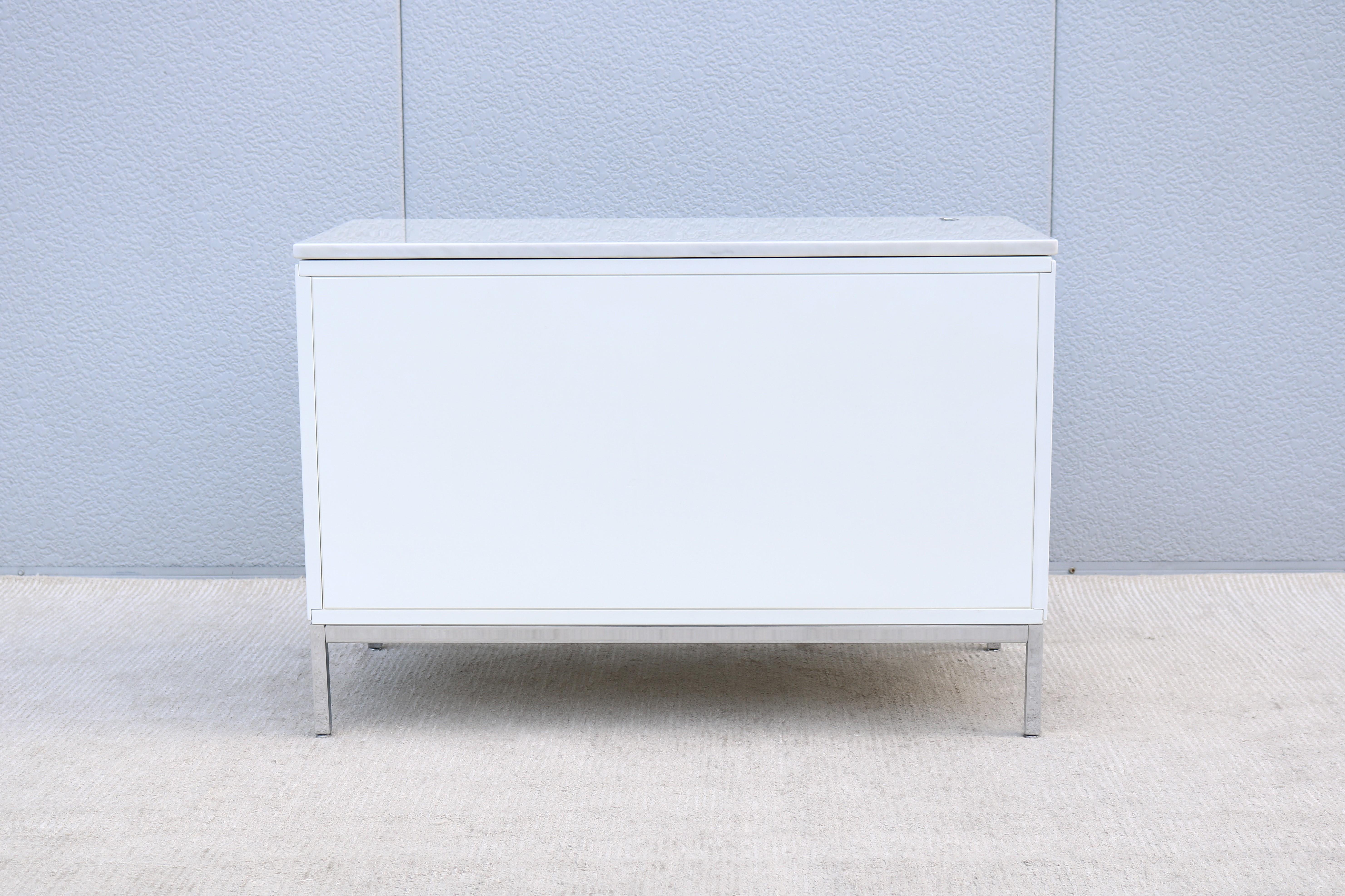 Moderna de mediados de siglo Florence Knoll Credenza de dos posiciones para Knoll Tapa de mármol en venta 6