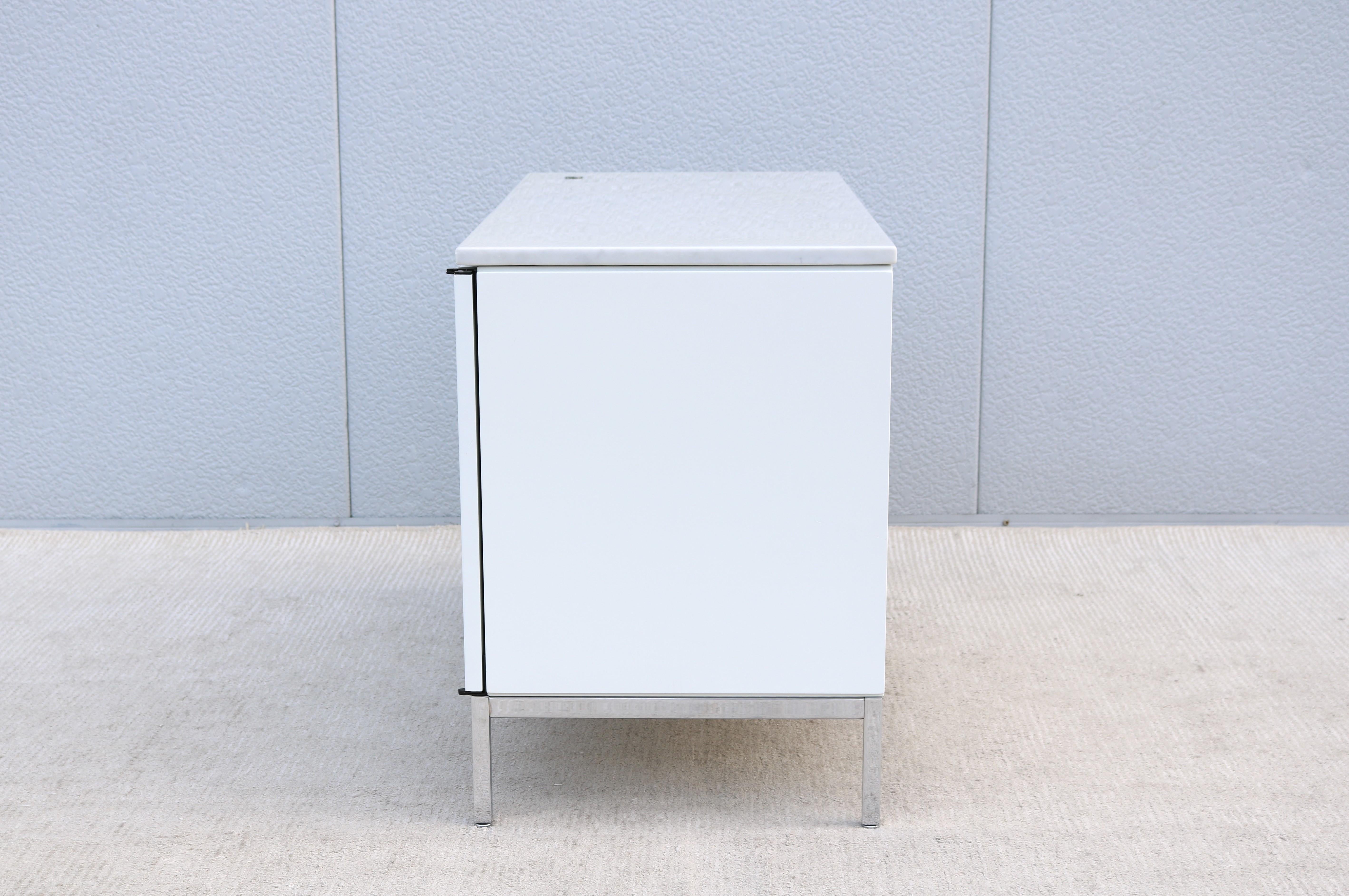 Moderna de mediados de siglo Florence Knoll Credenza de dos posiciones para Knoll Tapa de mármol en venta 7