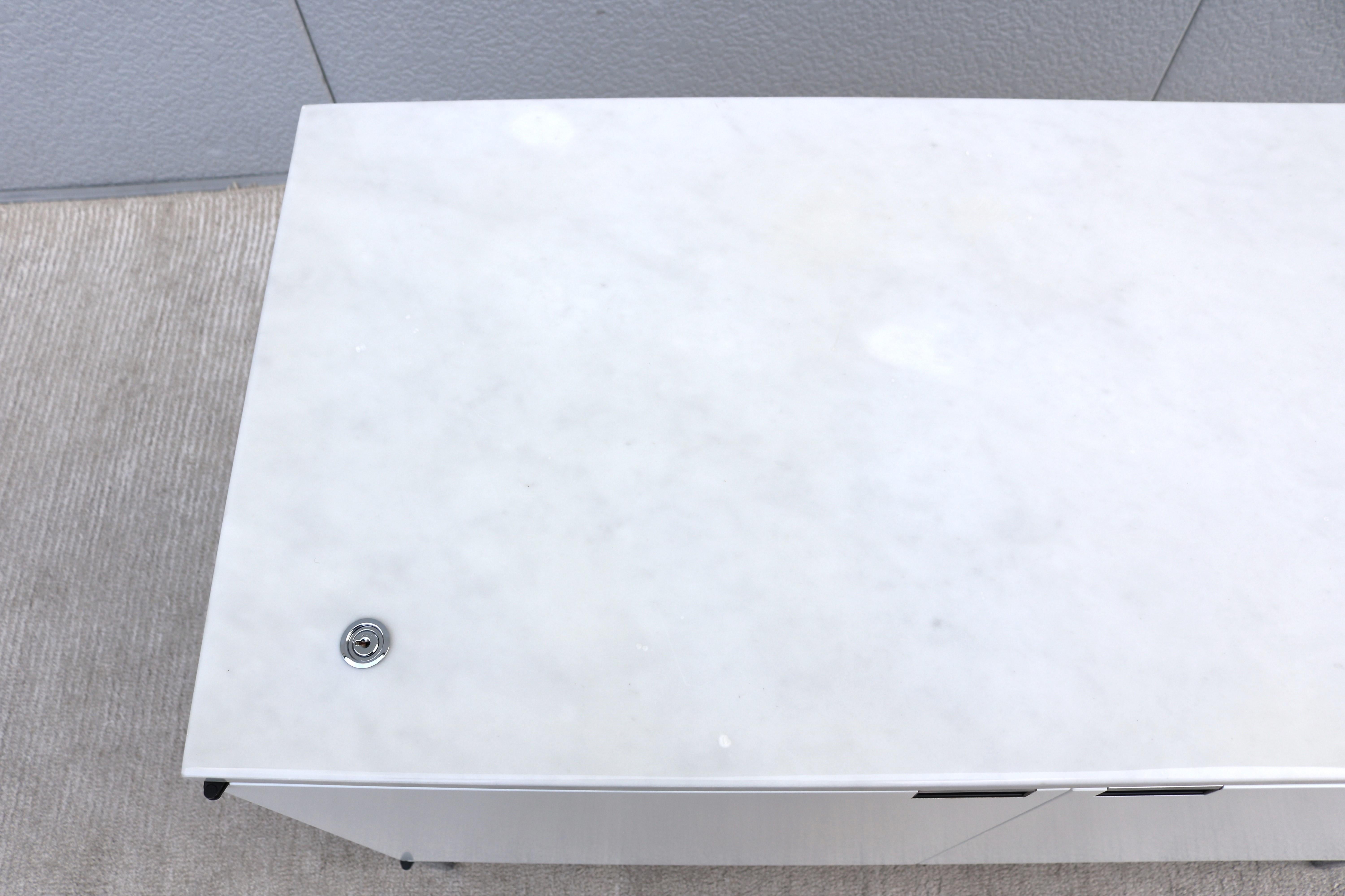 Moderna de mediados de siglo Florence Knoll Credenza de dos posiciones para Knoll Tapa de mármol en venta 10