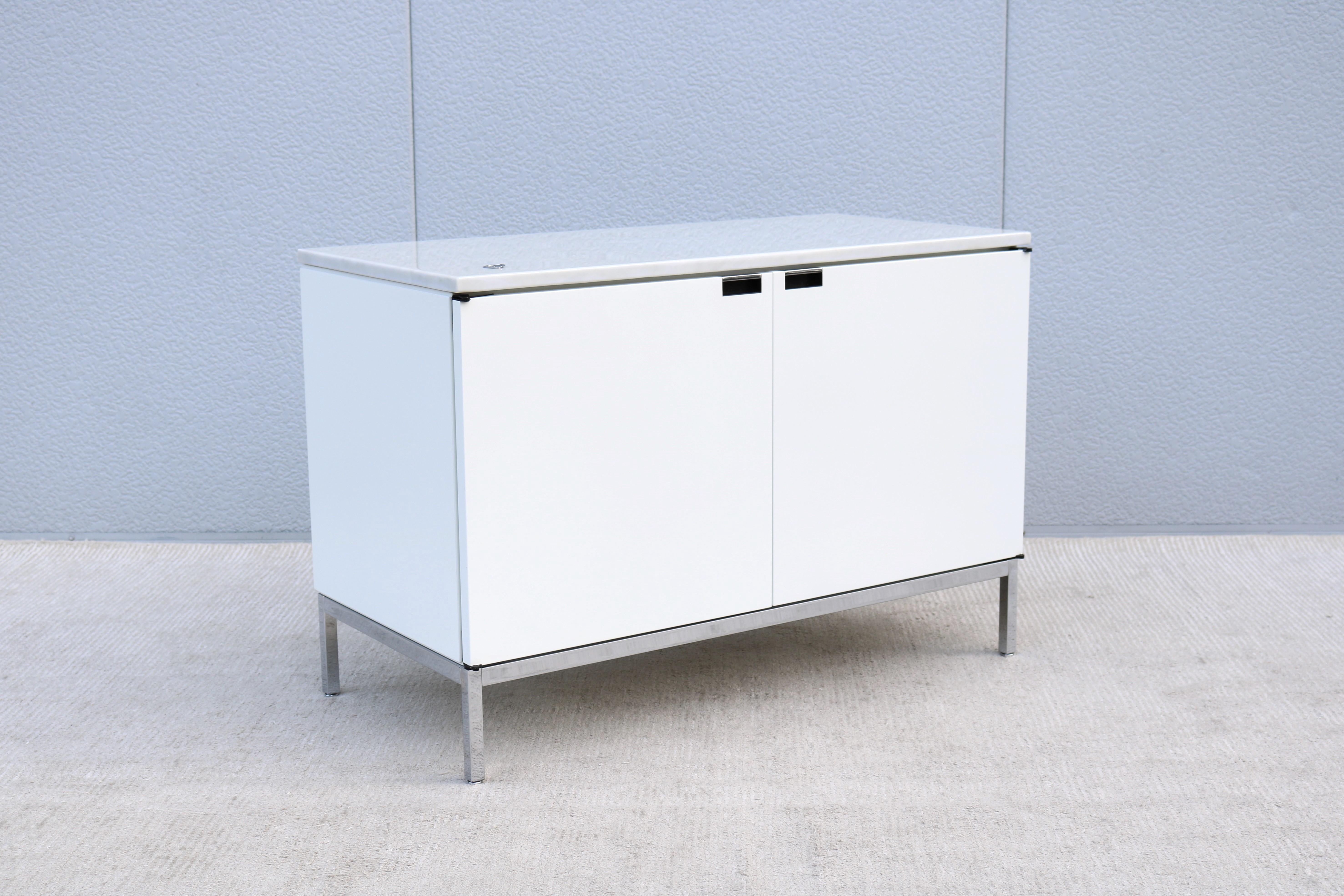 Un aparador de dos puestos Florence Knoll de diseño clásico y atemporal, de Knoll.
El icónico aparador bajo Florence Knoll funciona tan bien en el comedor como en el despacho.
Dispone de dos armarios con dos estantes ajustables para utilizar en uno