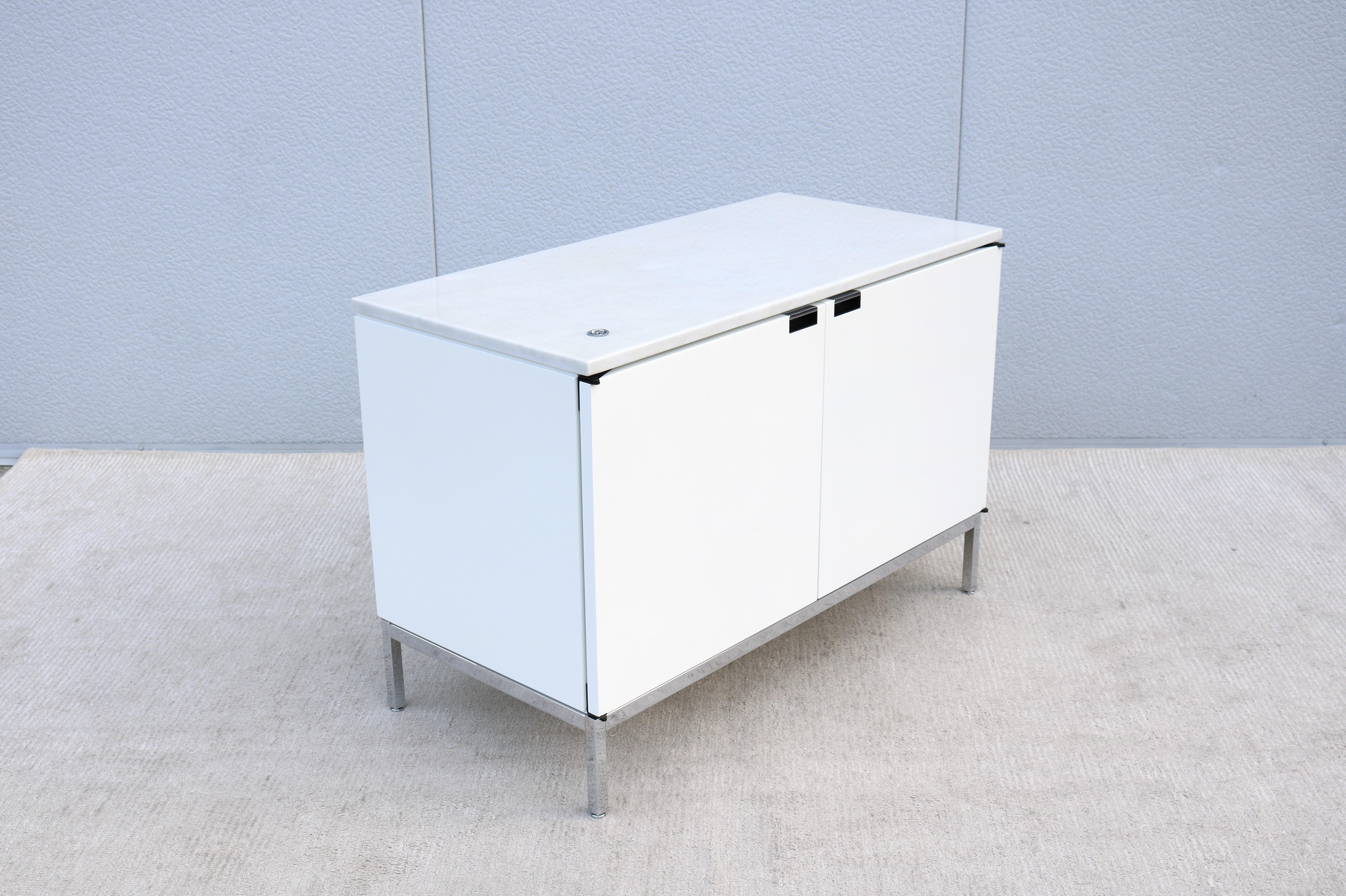Moderna de mediados de siglo Florence Knoll Credenza de dos posiciones para Knoll Tapa de mármol Moderno de mediados de siglo en venta