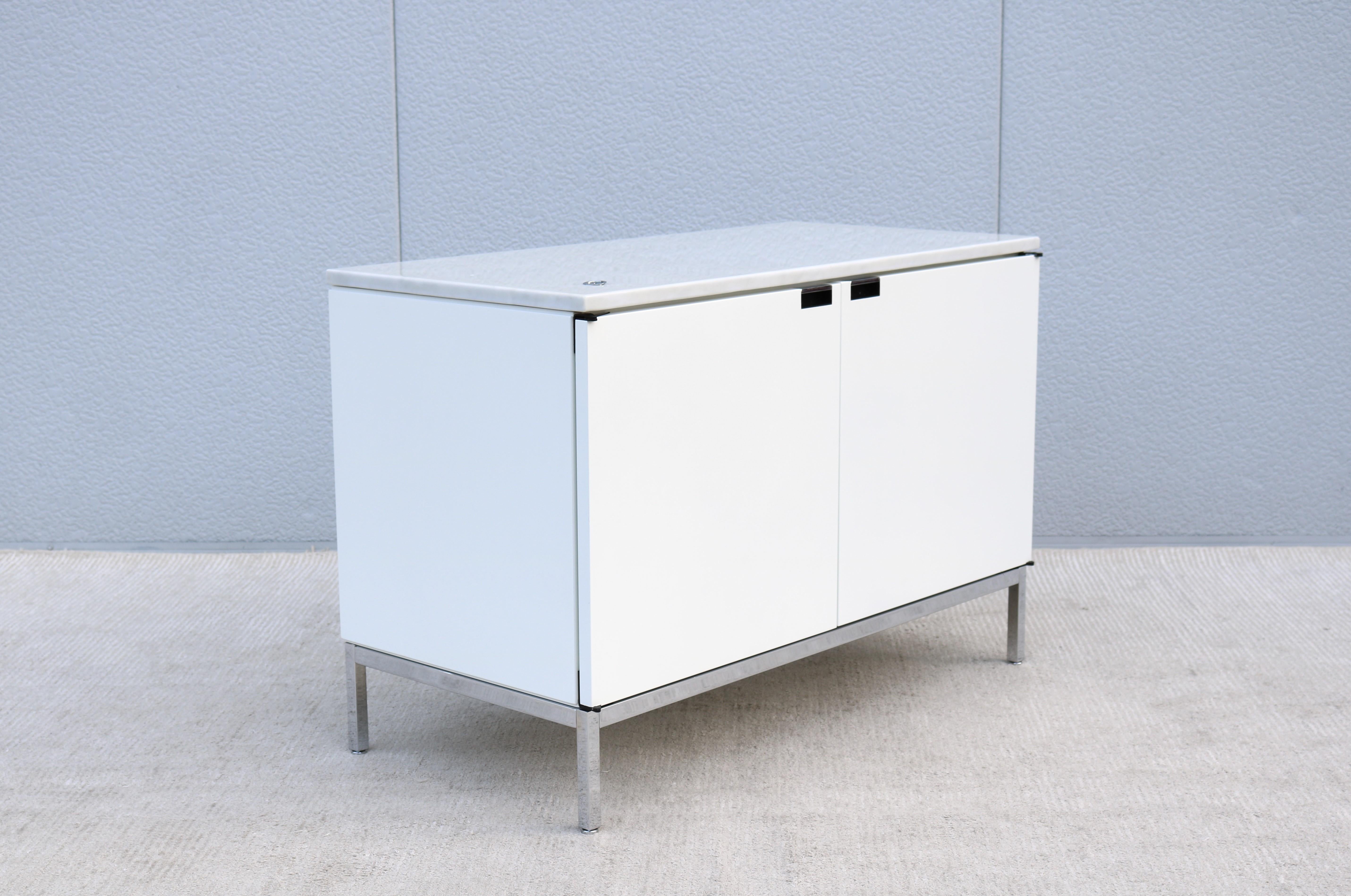 Moderna de mediados de siglo Florence Knoll Credenza de dos posiciones para Knoll Tapa de mármol Estadounidense en venta