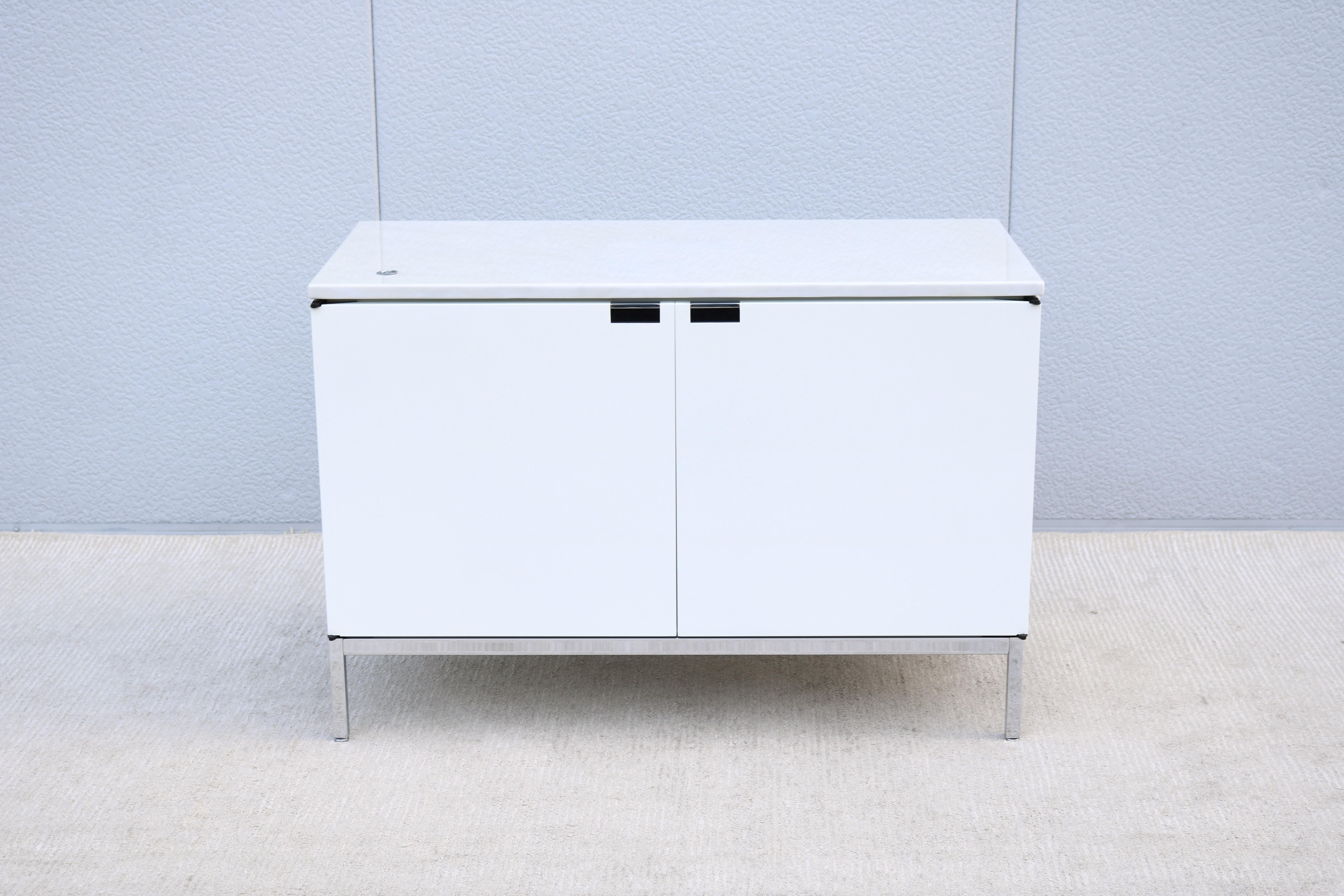 Moderna de mediados de siglo Florence Knoll Credenza de dos posiciones para Knoll Tapa de mármol Lacado en venta