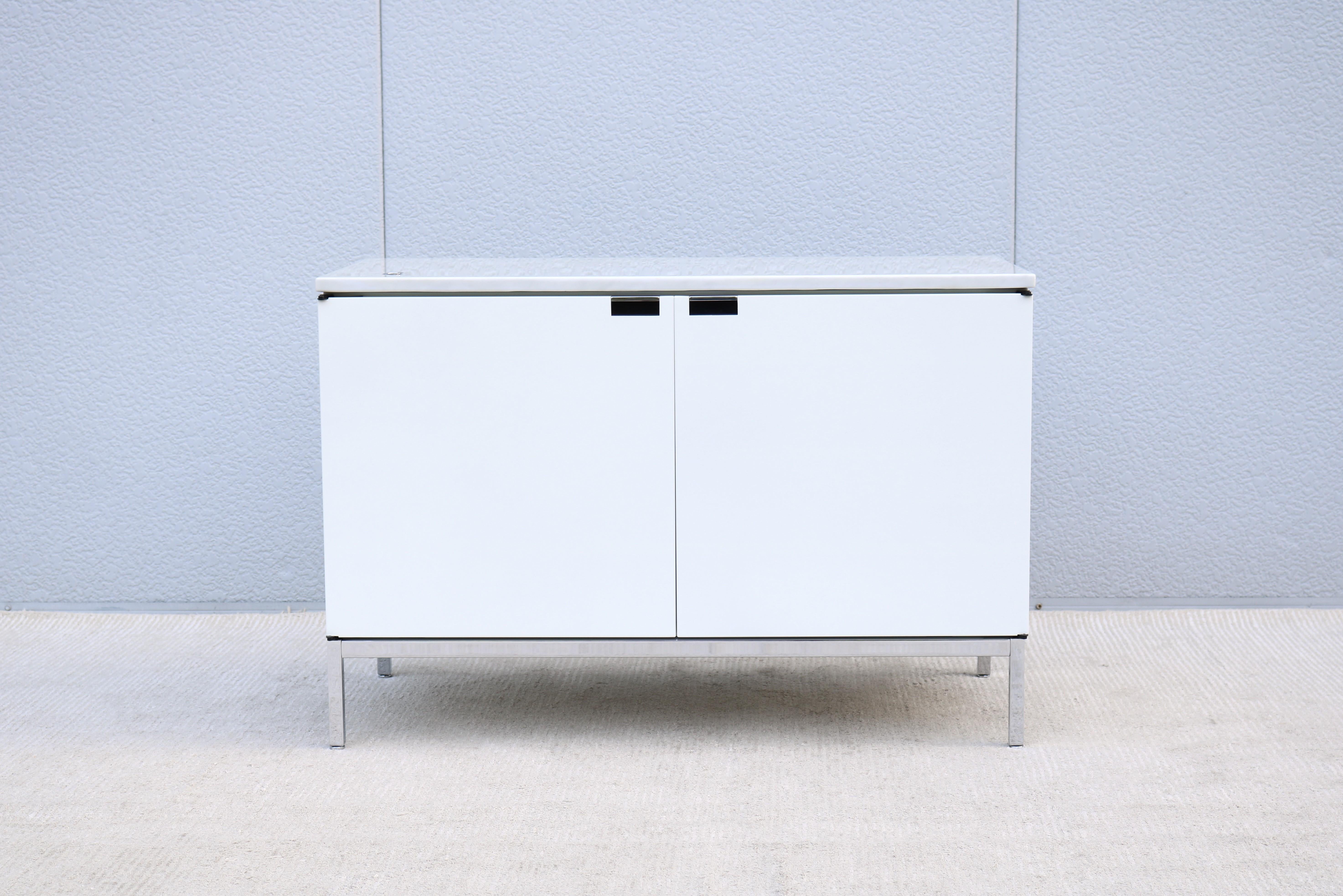 Moderna de mediados de siglo Florence Knoll Credenza de dos posiciones para Knoll Tapa de mármol en Bueno estado para la venta en Secaucus, NJ