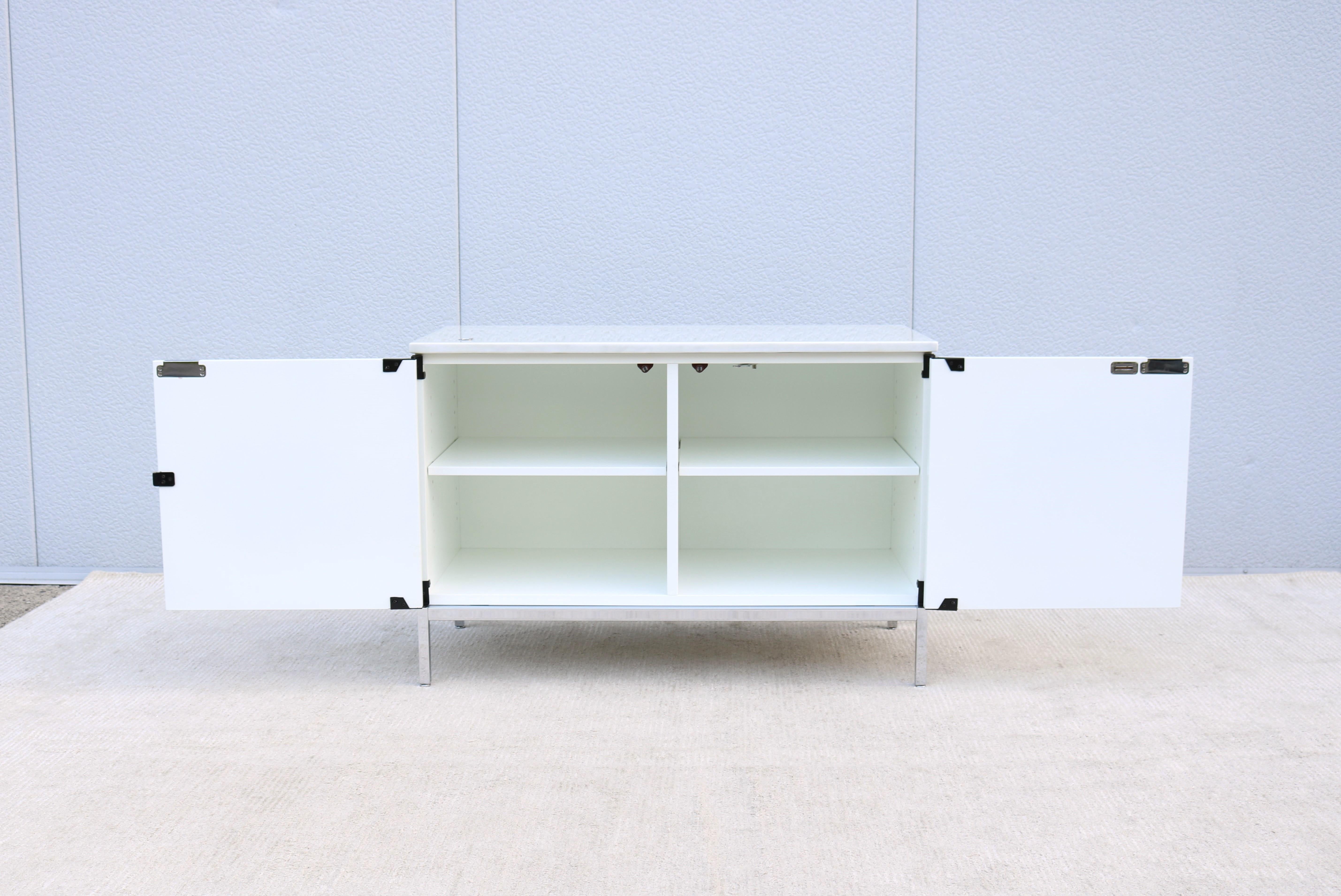 Moderna de mediados de siglo Florence Knoll Credenza de dos posiciones para Knoll Tapa de mármol Siglo XXI y contemporáneo en venta