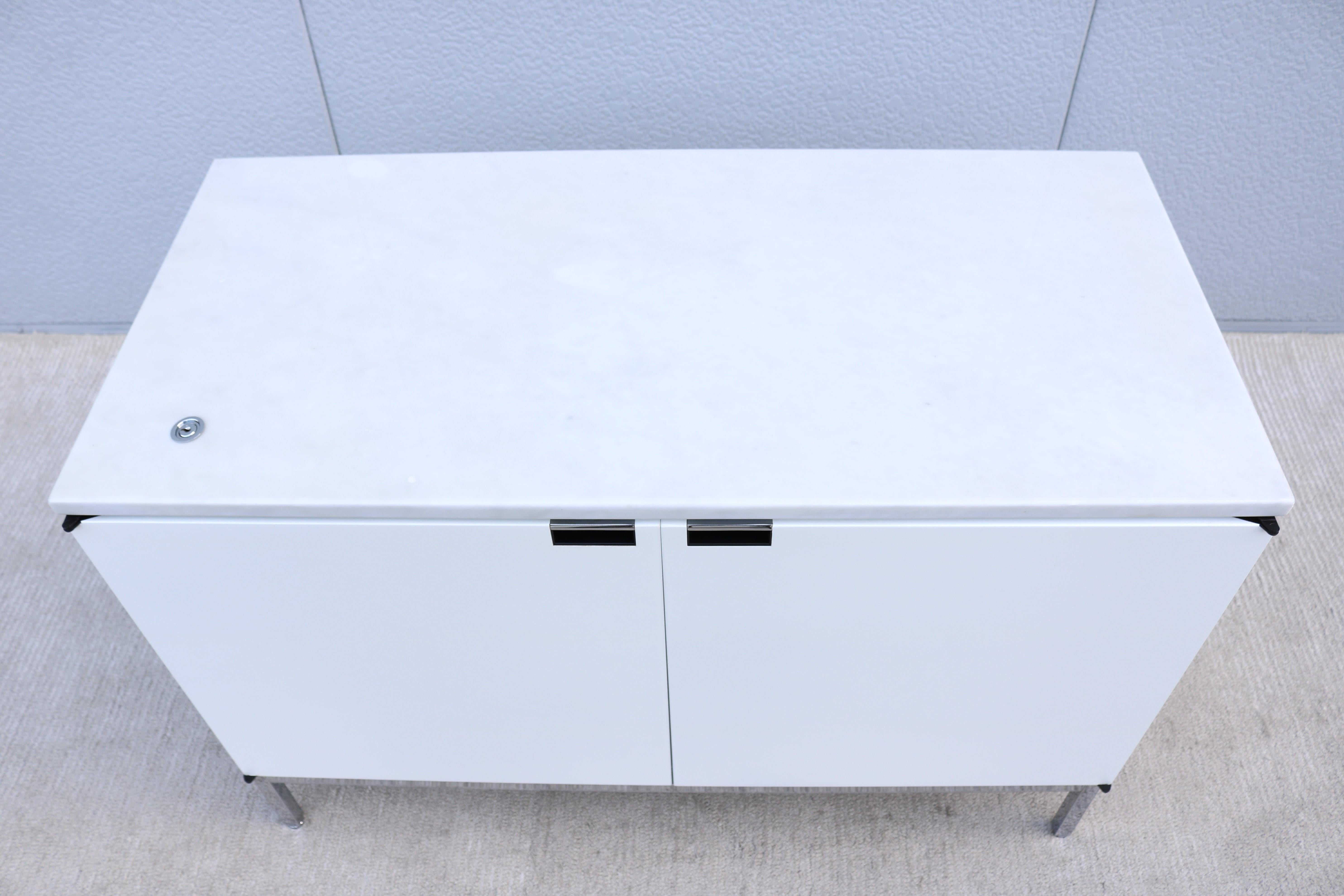 Moderna de mediados de siglo Florence Knoll Credenza de dos posiciones para Knoll Tapa de mármol Acero en venta
