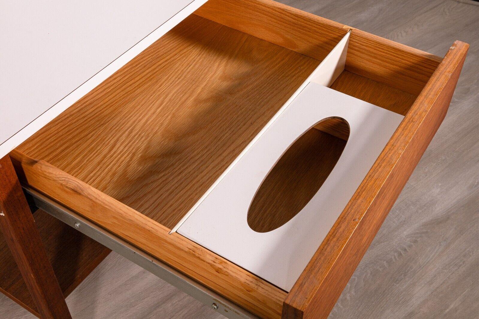 Mid Century Modern Florence Knoll Walnut End Table Nightstand In Good Condition In Keego Harbor, MI