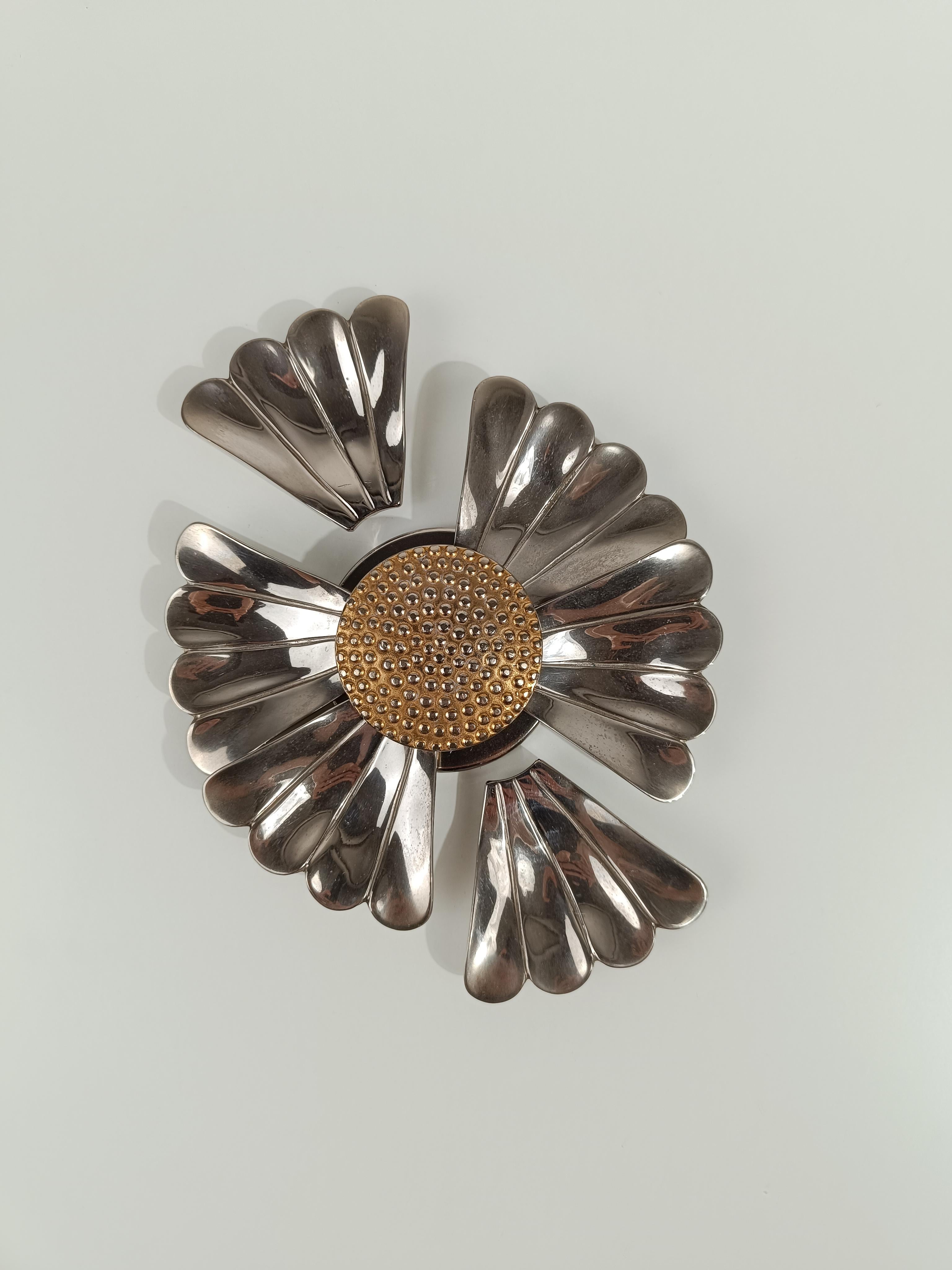 Posacenere a forma di fiore in metallo cromato con petali rimovibili, stile Mid Century Modern 3