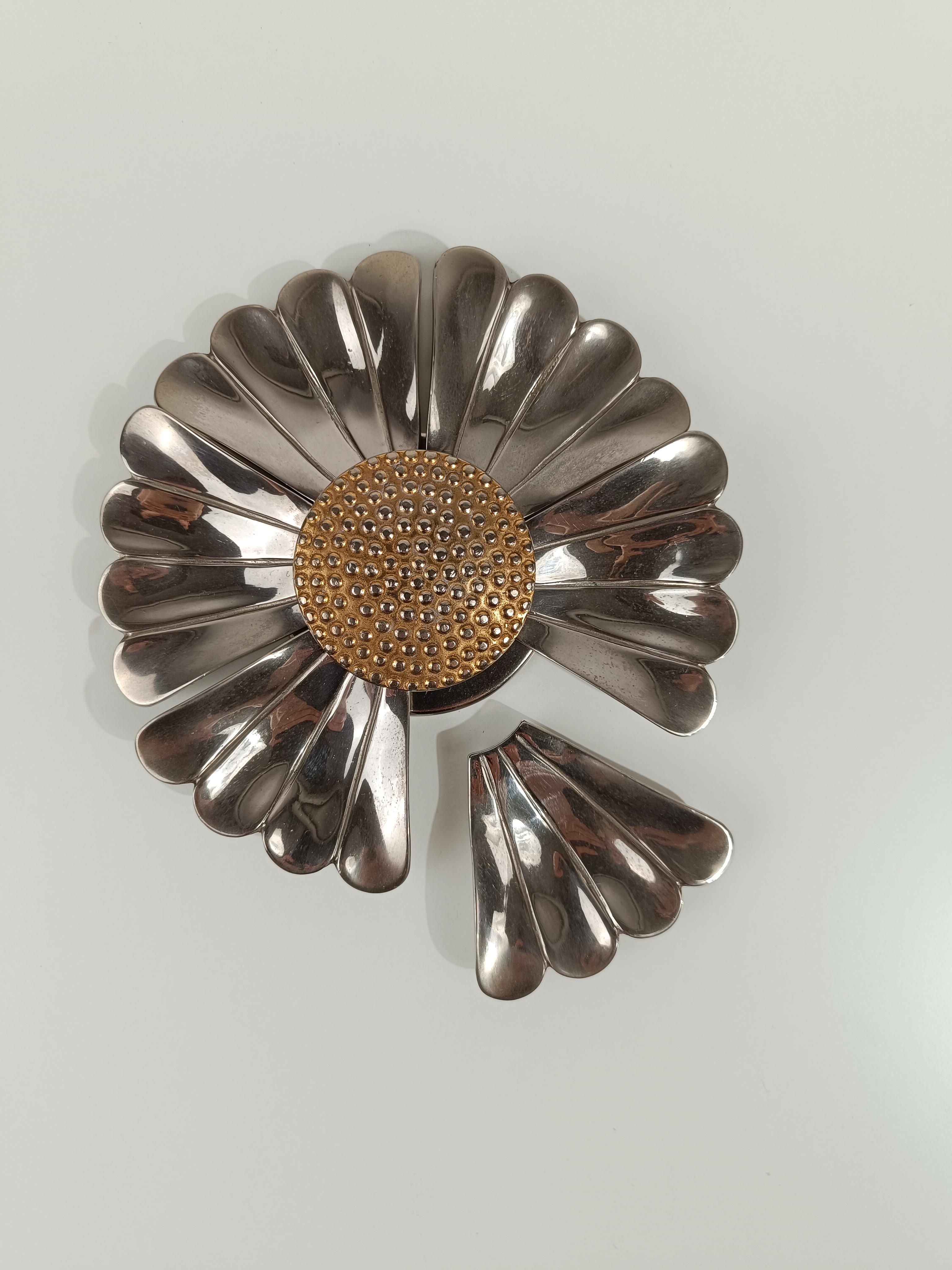 Posacenere a forma di fiore in metallo cromato con petali rimovibili, stile Mid Century Modern 4
