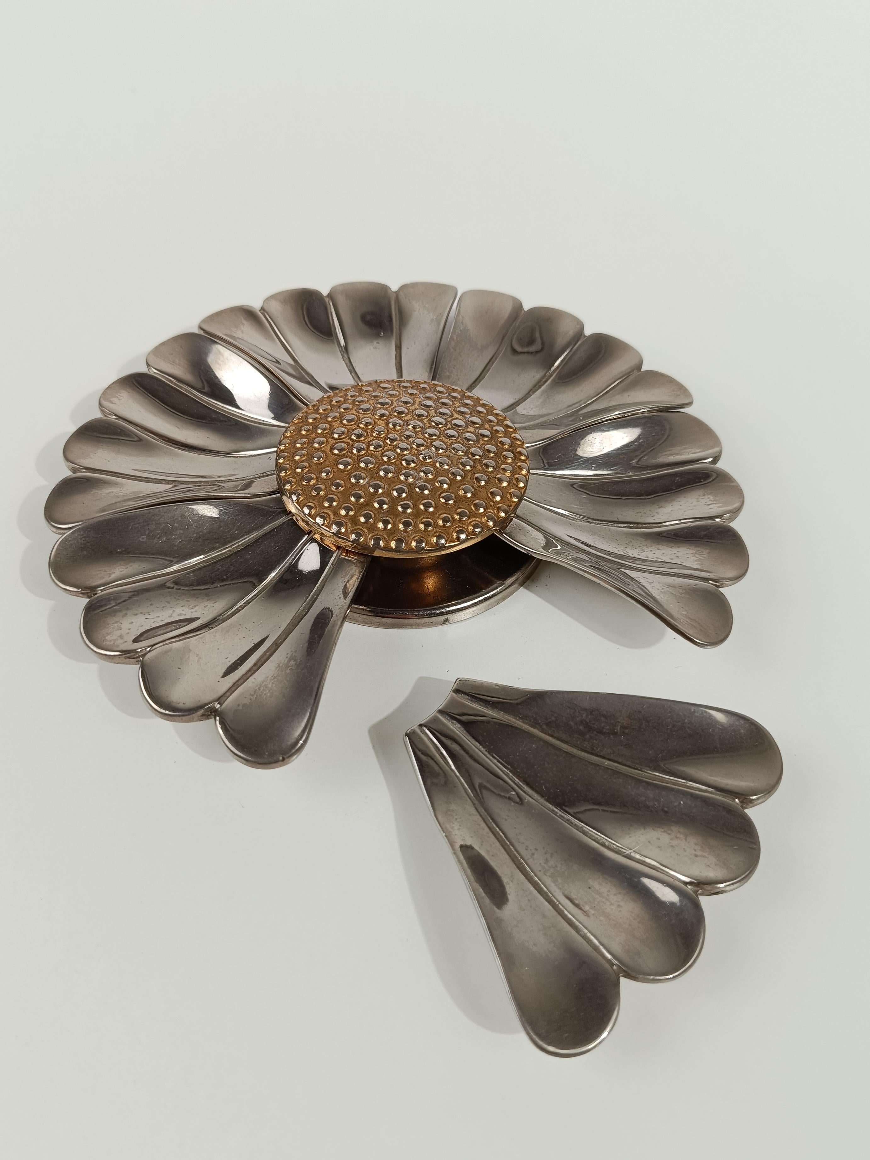 Posacenere a forma di fiore in metallo cromato con petali rimovibili, stile Mid Century Modern 10