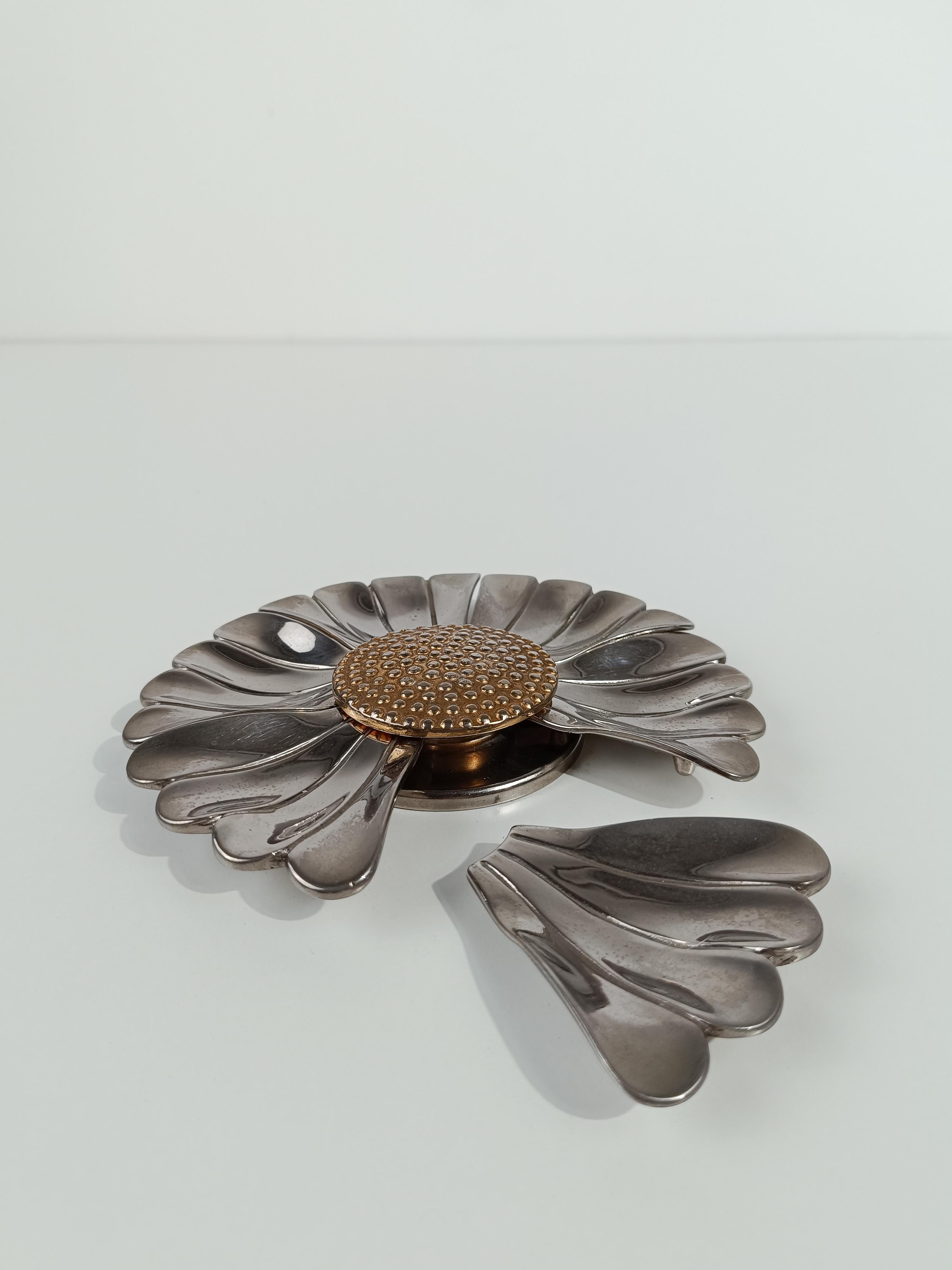 Posacenere a forma di fiore in metallo cromato con petali rimovibili, stile Mid Century Modern 11