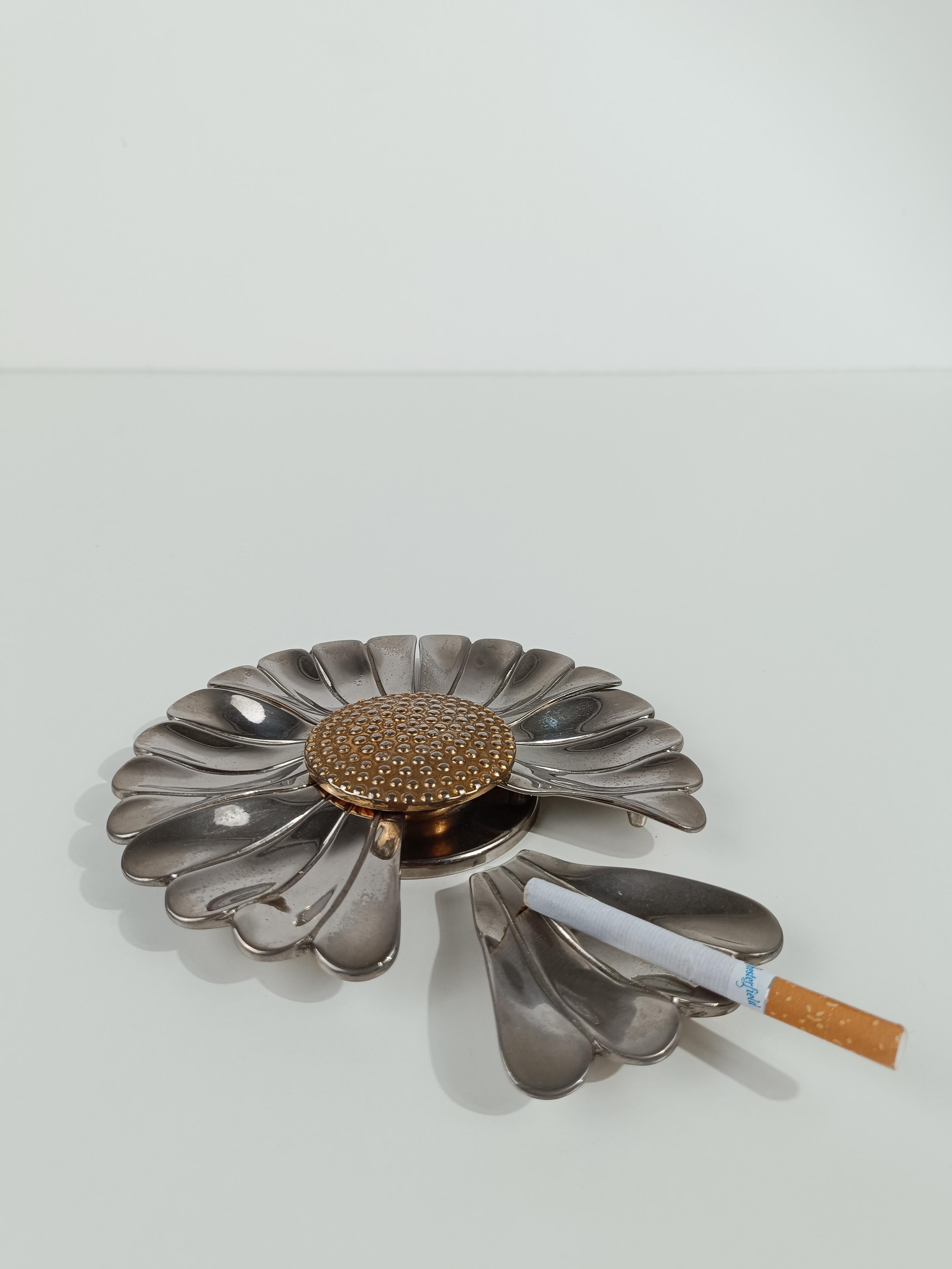 Posacenere a forma di fiore in metallo cromato con petali rimovibili, stile Mid Century Modern 13
