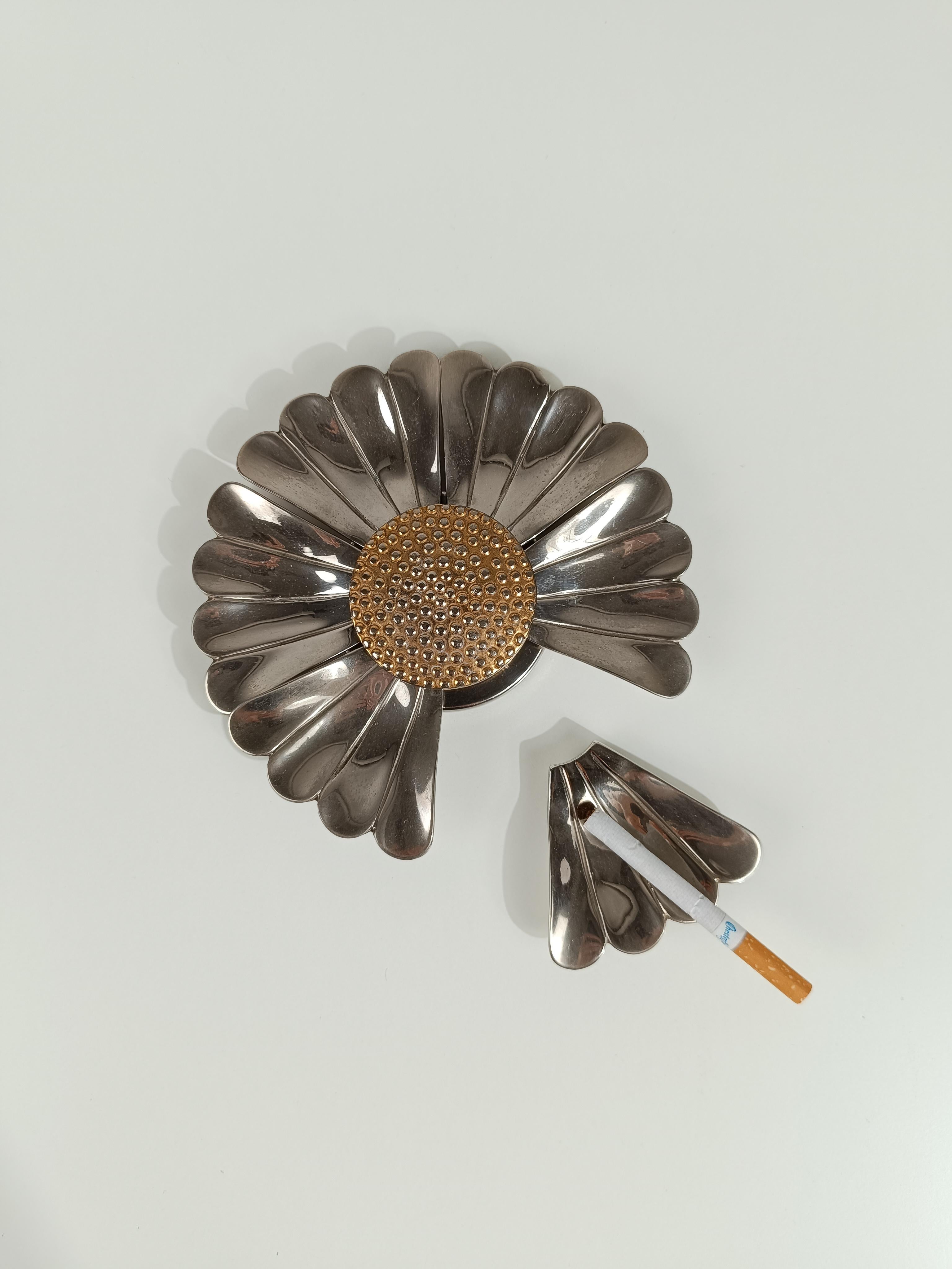 Italiano Posacenere a forma di fiore in metallo cromato con petali rimovibili, stile Mid Century Modern