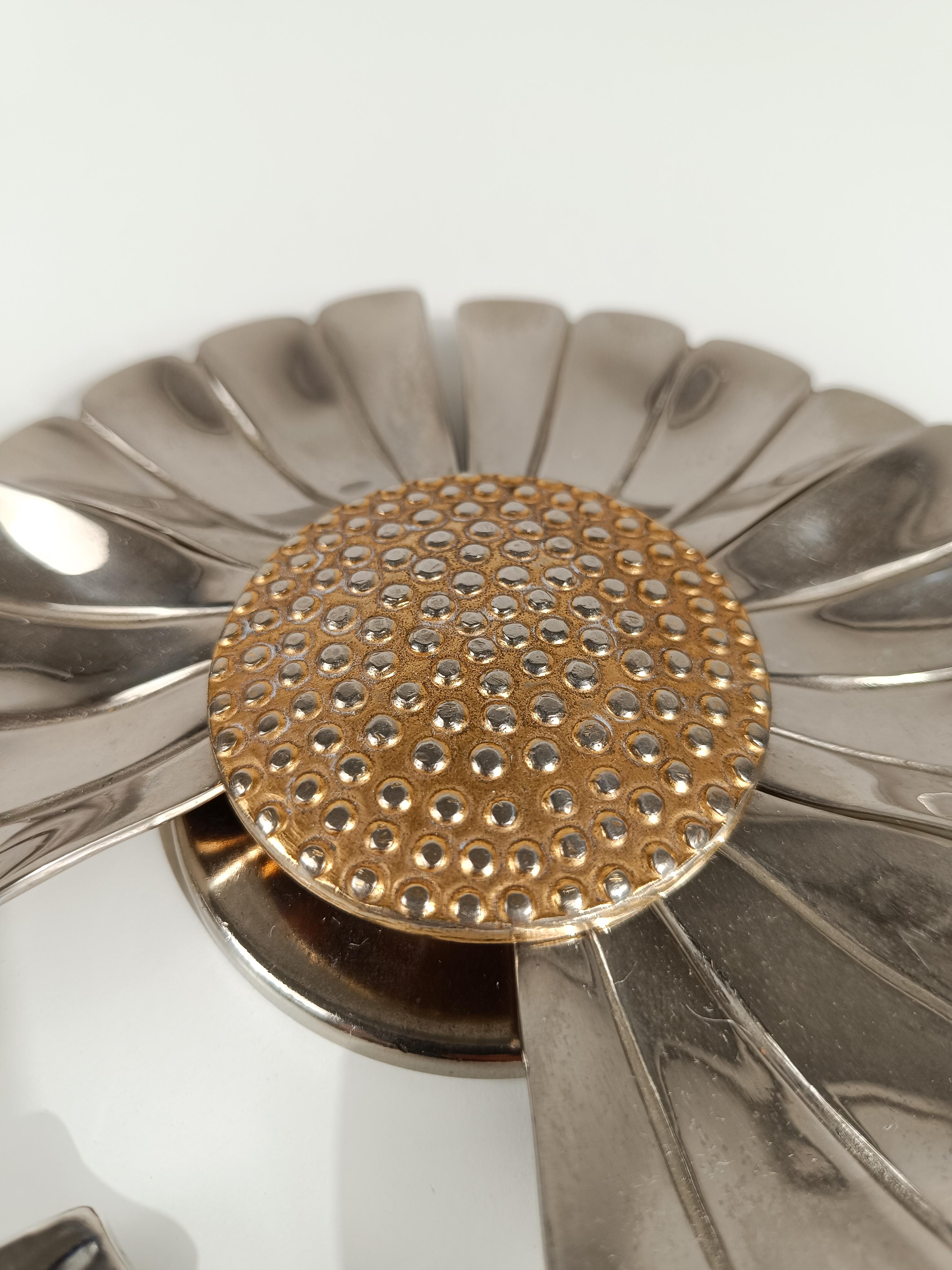 Posacenere a forma di fiore in metallo cromato con petali rimovibili, stile Mid Century Modern In condizioni buone a Roma, IT