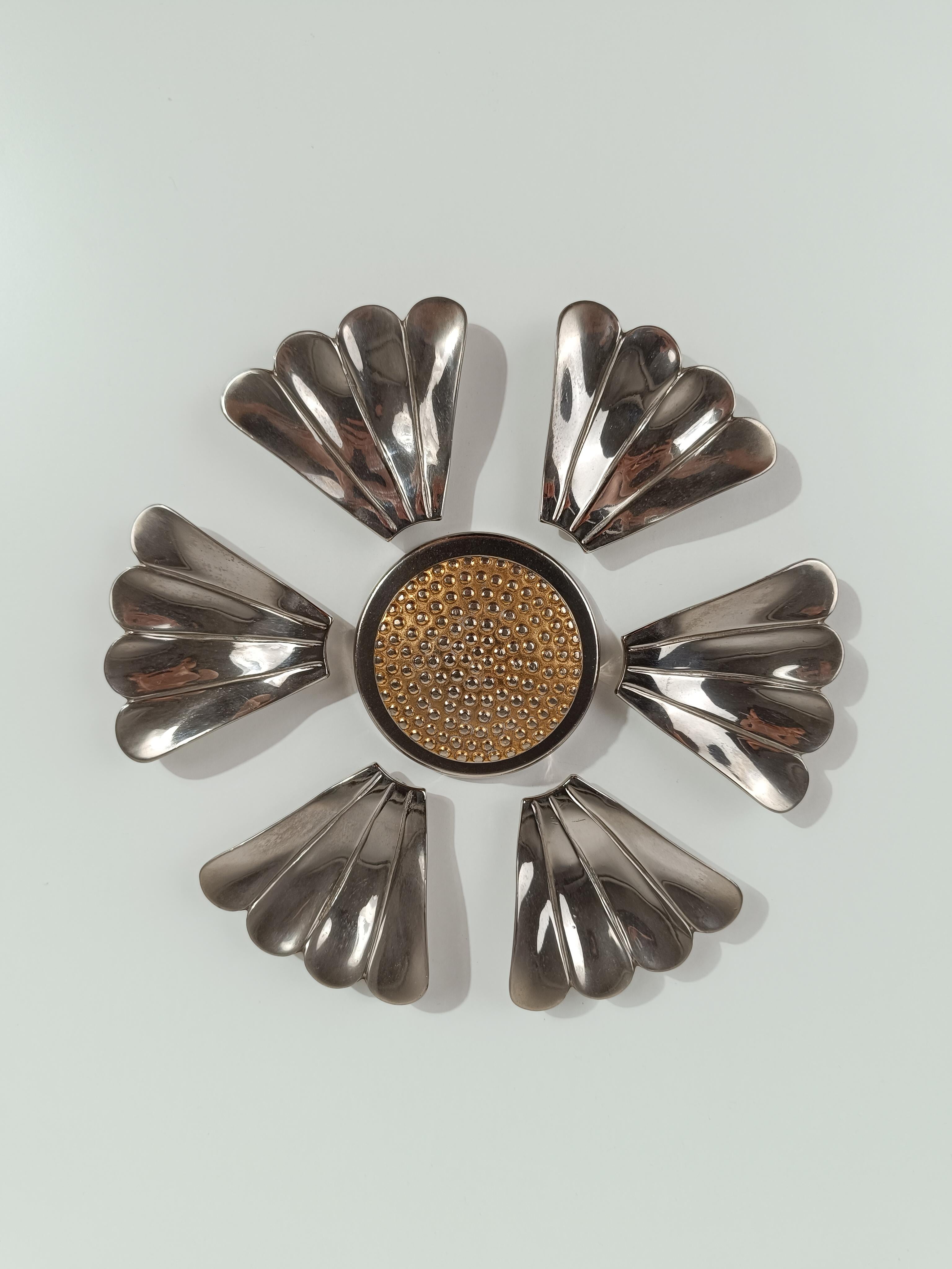 Metallo Posacenere a forma di fiore in metallo cromato con petali rimovibili, stile Mid Century Modern