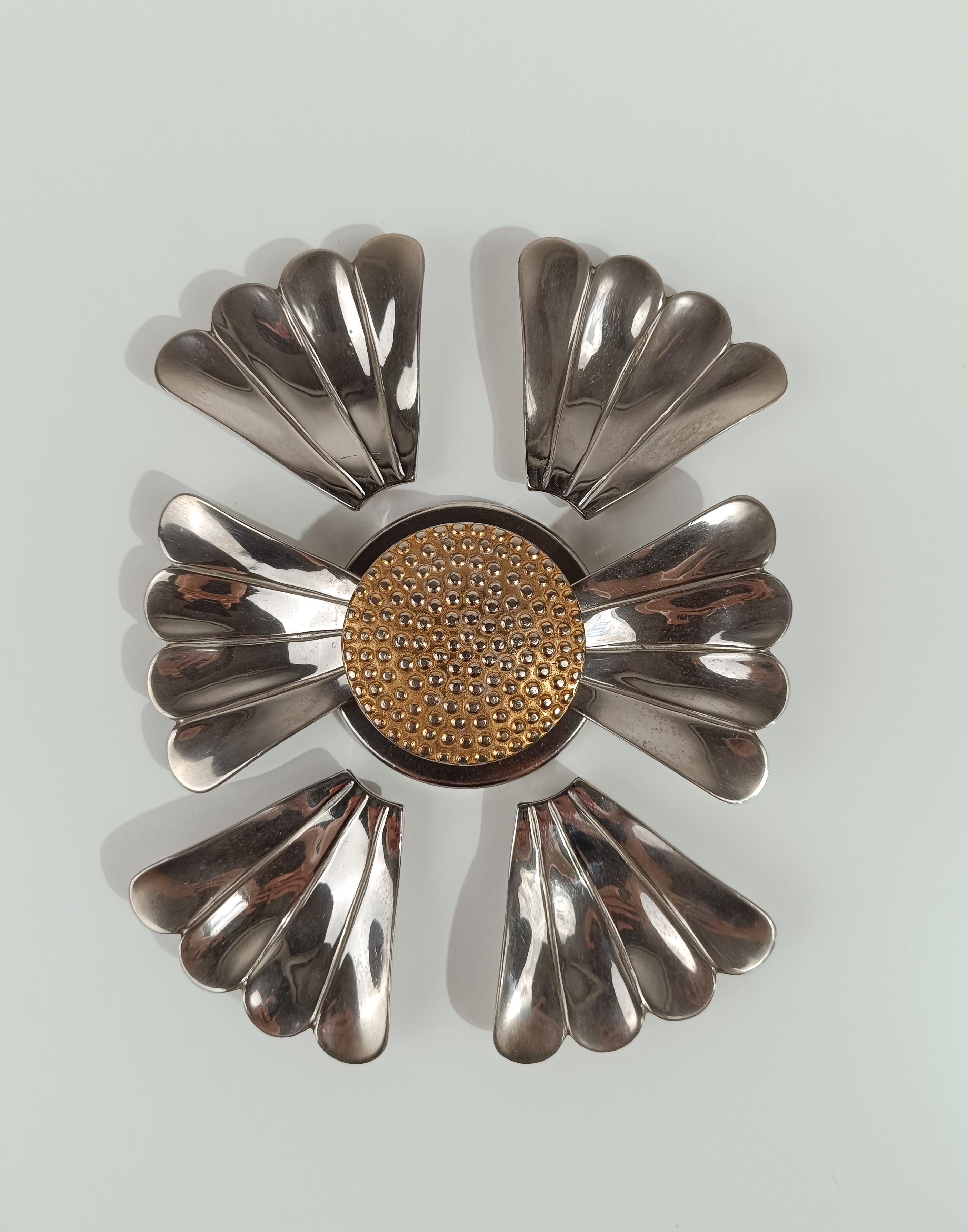 Posacenere a forma di fiore in metallo cromato con petali rimovibili, stile Mid Century Modern 1