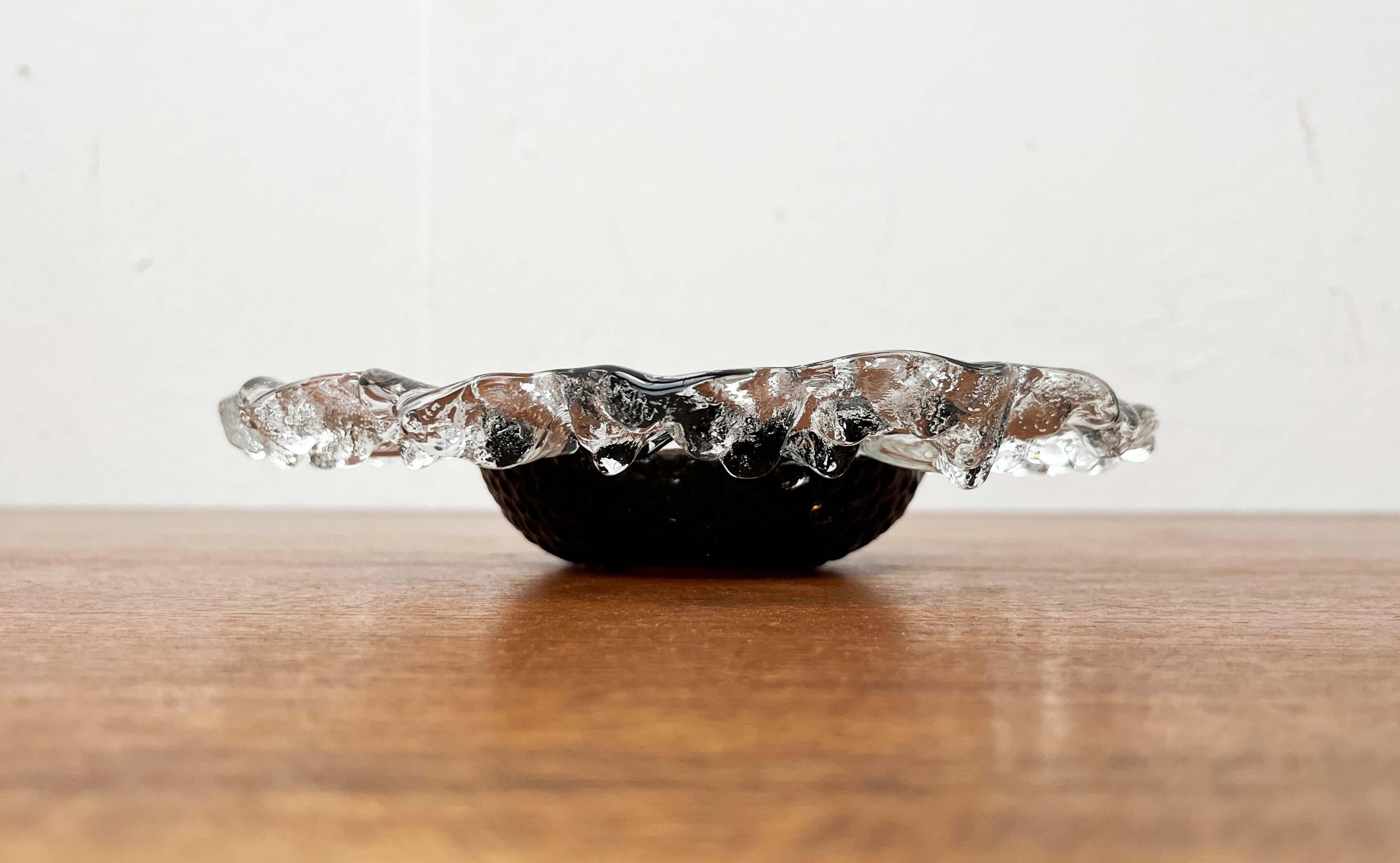 Moderne Blumenglasschale aus der Jahrhundertmitte von Pertti Santalahti für Humppila, Finnland (Glas) im Angebot