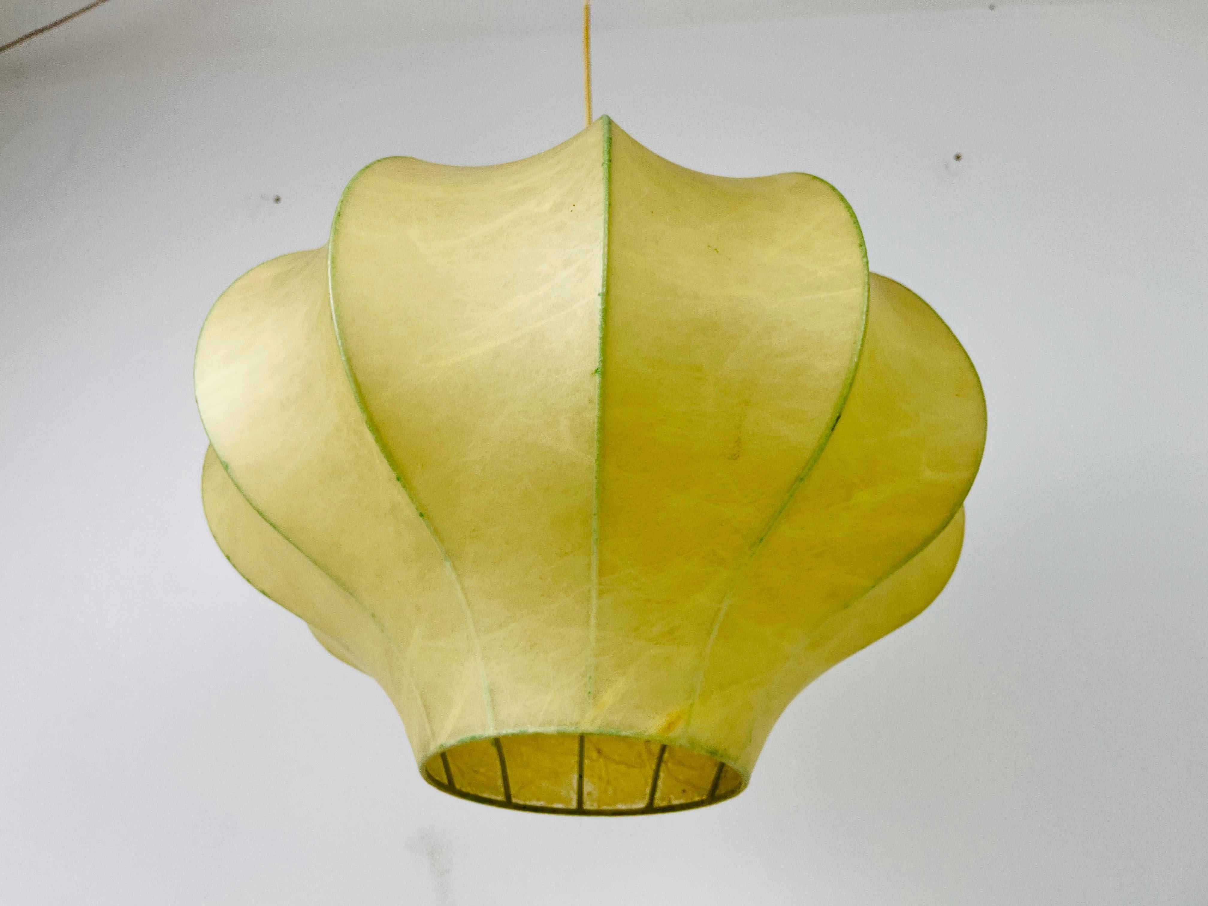 Mid-Century Modern Flower Shape Cocoon Pendant Light, 1960s, Italy In Good Condition For Sale In Hagenbach, DE