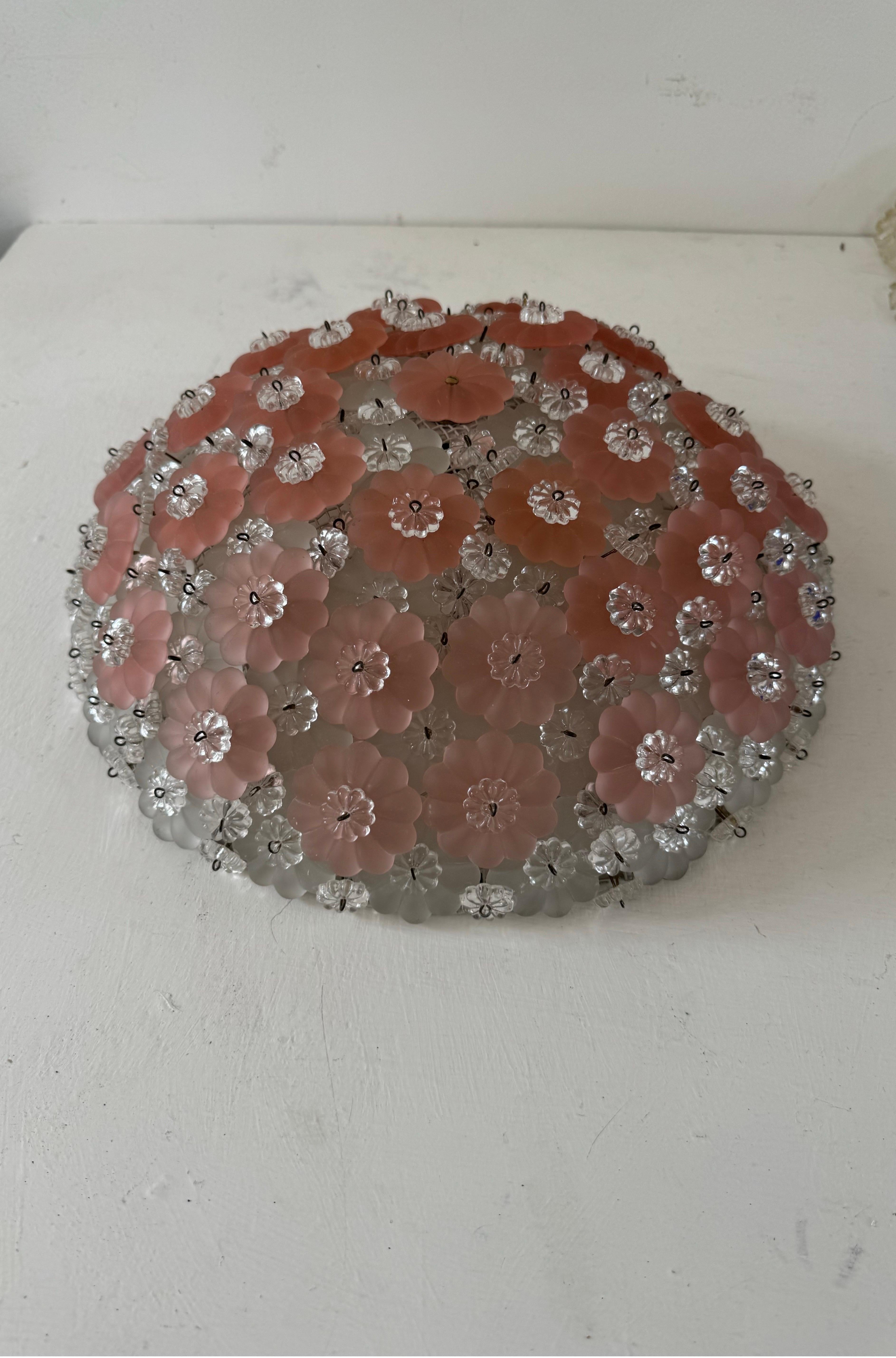 Preciosa montura empotrada que consta de un marco de metal lacado pavimentado con flores de cristal de Murano rosa esmerilado y transparente.
