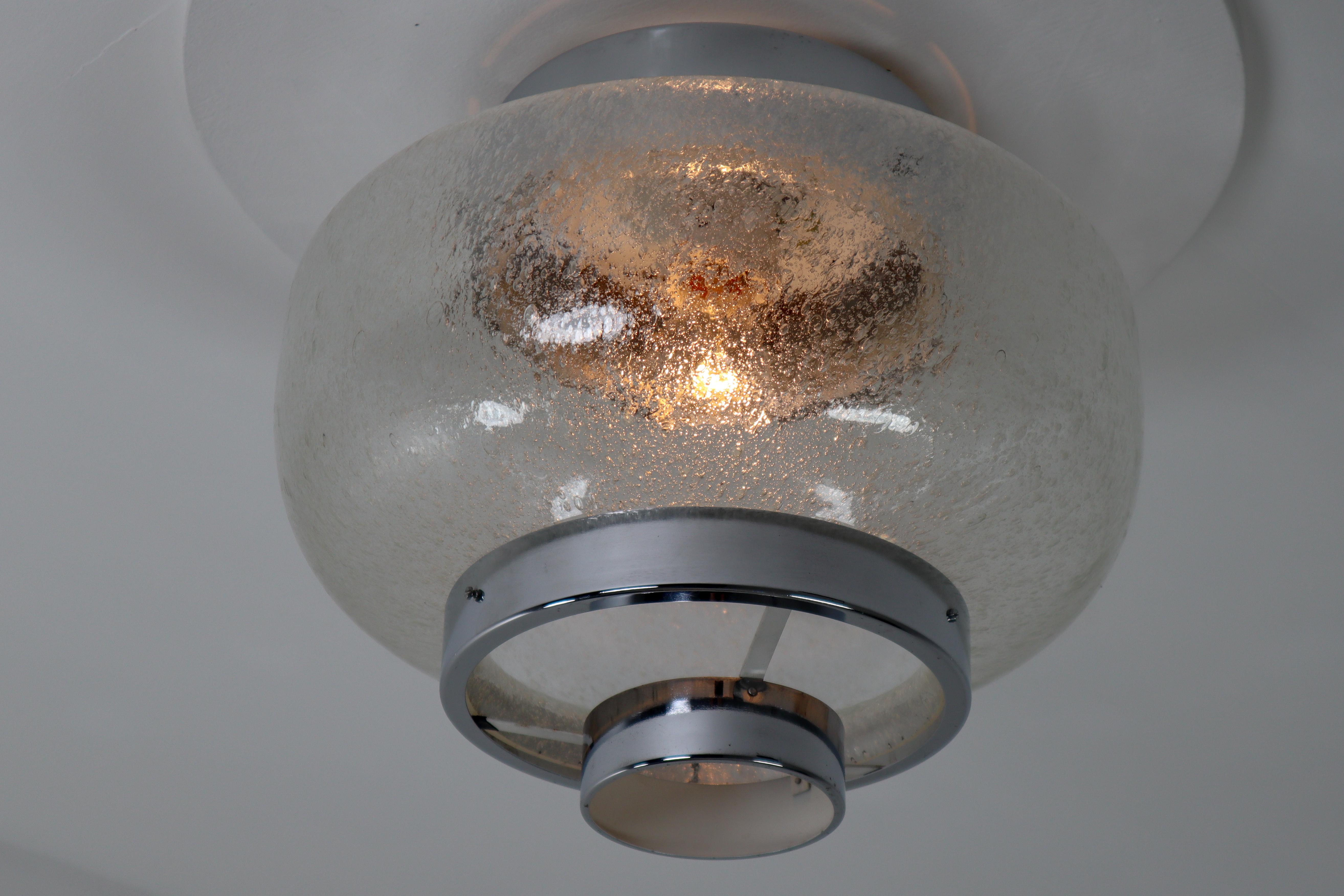Ensemble de 30 verres à encastrer. Avec abat-jour en verre à bulles contrôlées et montures chromées. Les draps réfractent magnifiquement la lumière. Cette lampe créera une partition lumineuse absolument stupéfiante grâce à sa taille impressionnante.