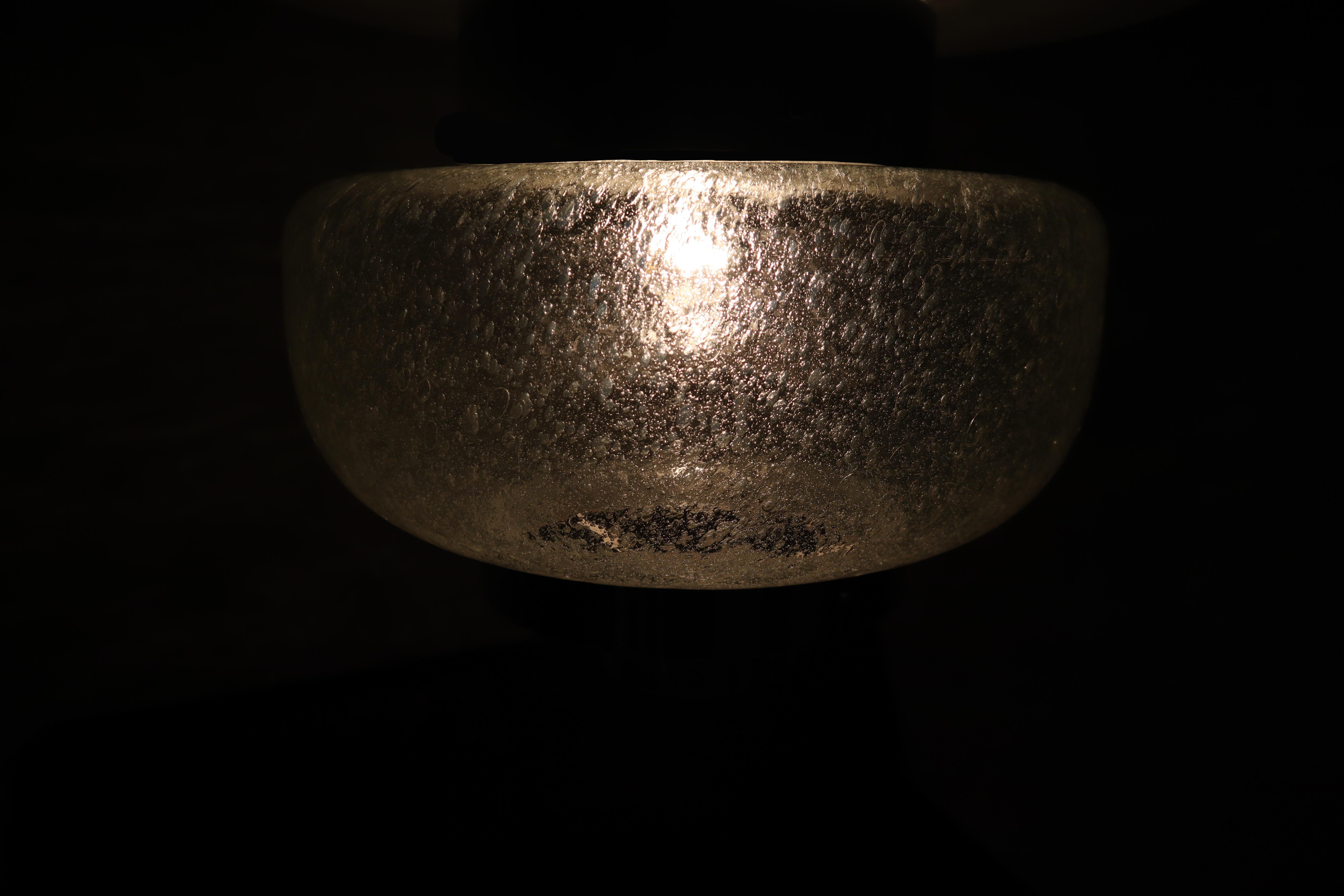 Allemand Monture encastrée moderne du milieu du siècle dernier avec abat-jour en verre bullé, Allemagne, 1970 en vente