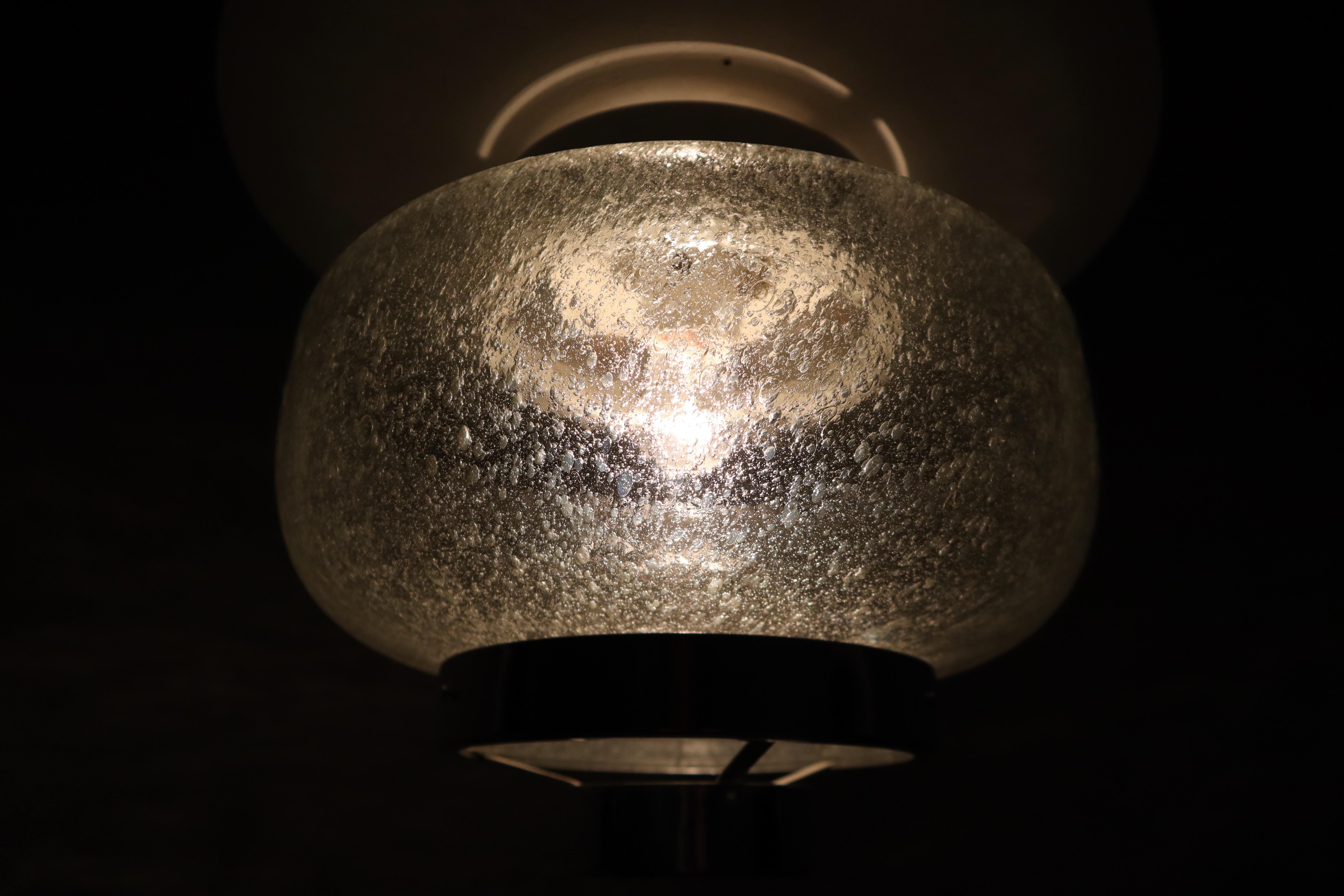 Verre Monture encastrée moderne du milieu du siècle dernier avec abat-jour en verre bullé, Allemagne, 1970 en vente