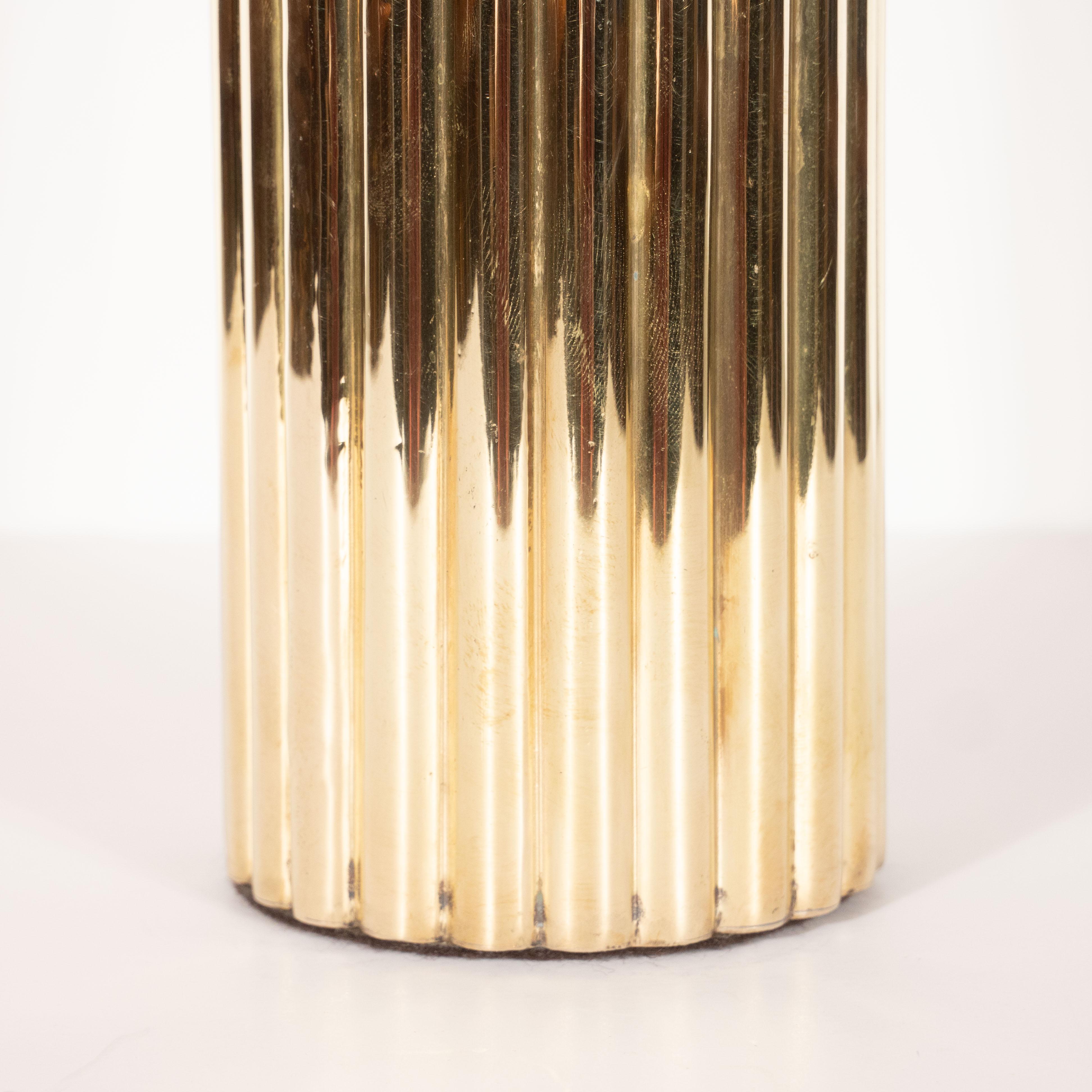 Cet élégant vase en laiton a été fabriqué en Italie, vers 1970. Il présente un corps cylindrique cannelé et un sommet festonné, le tout en laiton poli lustré. Avec sa forme austère et sa composition matérielle audacieuse, cette pièce est aussi