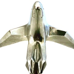 Ornamento per cofano “Flying Eagle” in stile Mid-century Modern: un’immagine che racchiude un’epoca