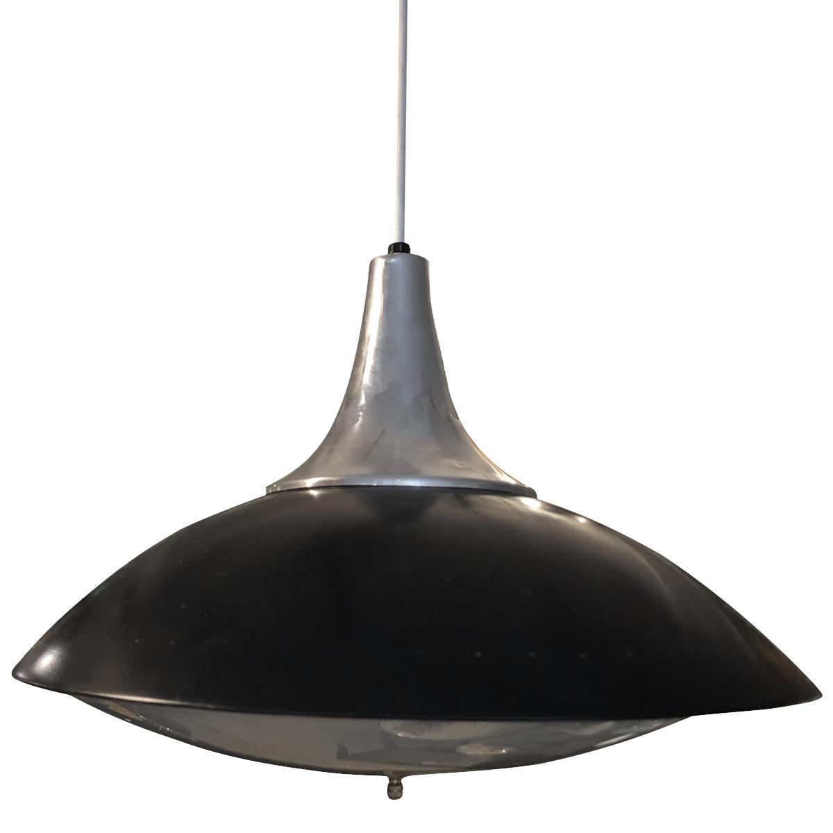 This flying saucer pendant is effortlessly chic and stylish. The pendant is made from black metal and features an aluminum cap with white rubber-covered wire and white rubber-covered cord. It can be hardwired or plugged-in. Add some elegant,