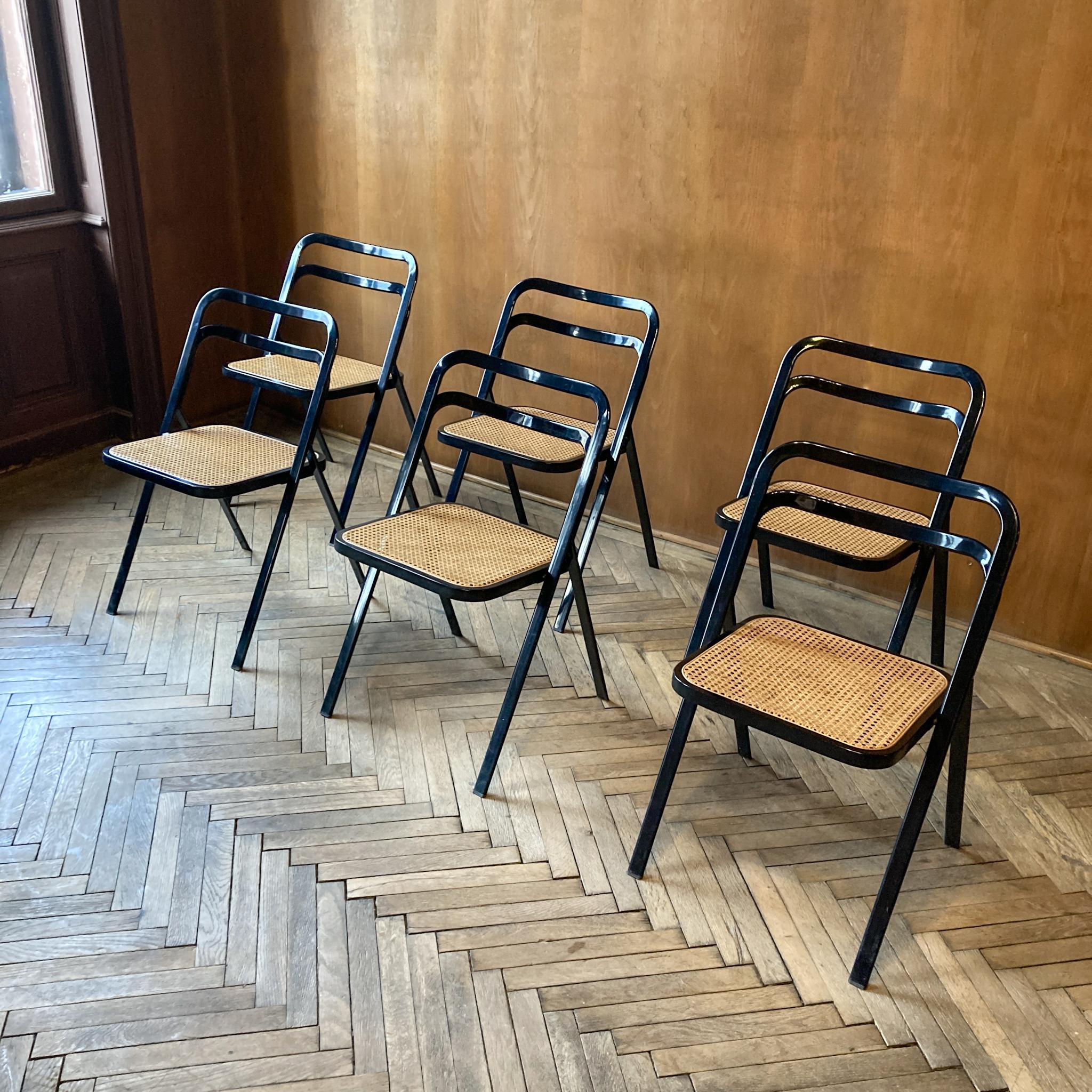 Mid-Century Modern Folding Chairs Viennese Straw by G. Cattelan, Italy 1970s.

This set of 6 folding chairs „Cidue“ by the renowned designer Giorgio Cattelan was produced in the 1970s. These chairs feature black metal frames and seats made from