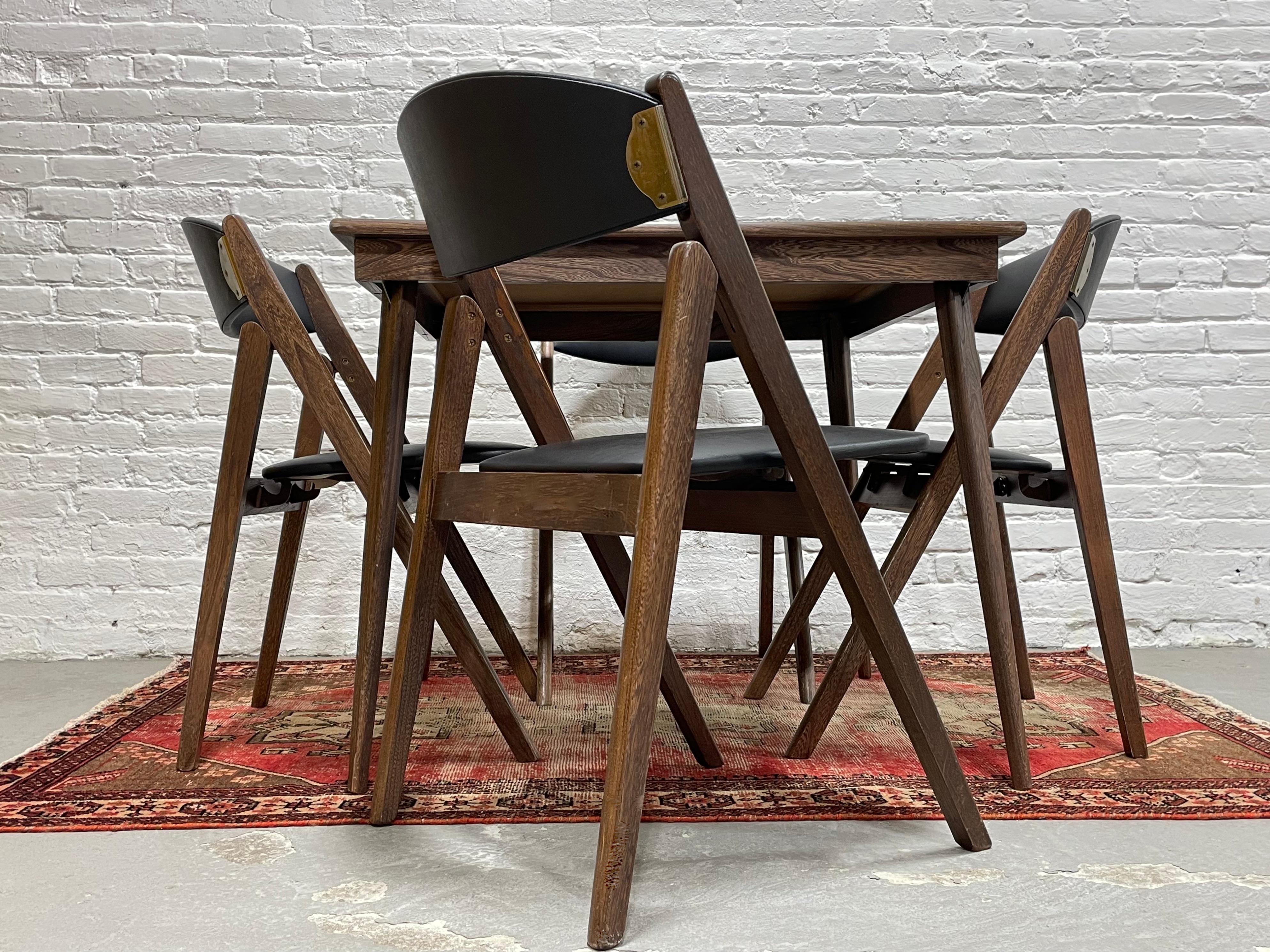 Mid Century Modern FOLDING DINING SET / Game Table Set by Stakmore In Good Condition For Sale In Weehawken, NJ