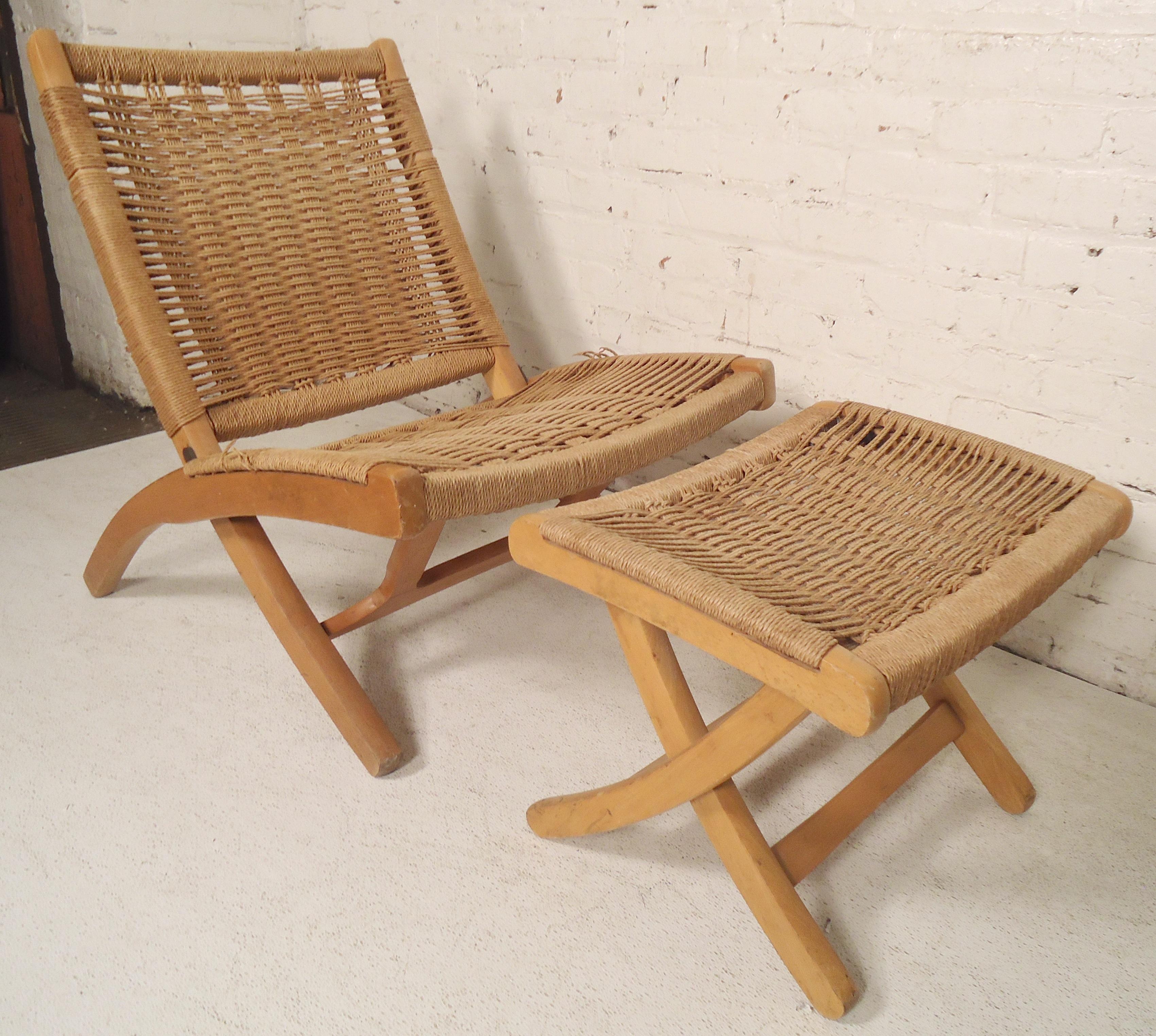 Vintage indoor/outdoor chair and ottoman with woven rope seating. Both fold up for easy storage.

(Please confirm item location - NY or NJ - with dealer).
 
