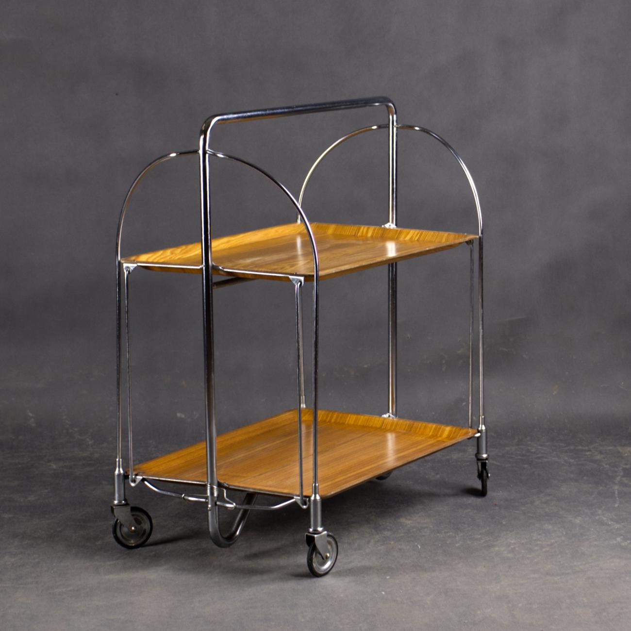 Bellissimo carrello da tè pieghevole in compensato stampato e cromato. Prodotto in URSS.
