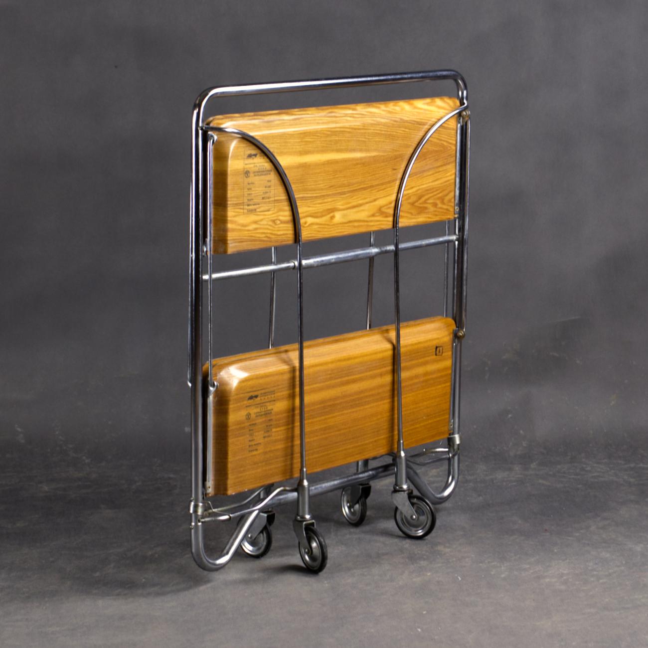 Russo Carrello da tè/bar Foldes, moderno e di metà secolo, in cromo e compensato modellato in vendita