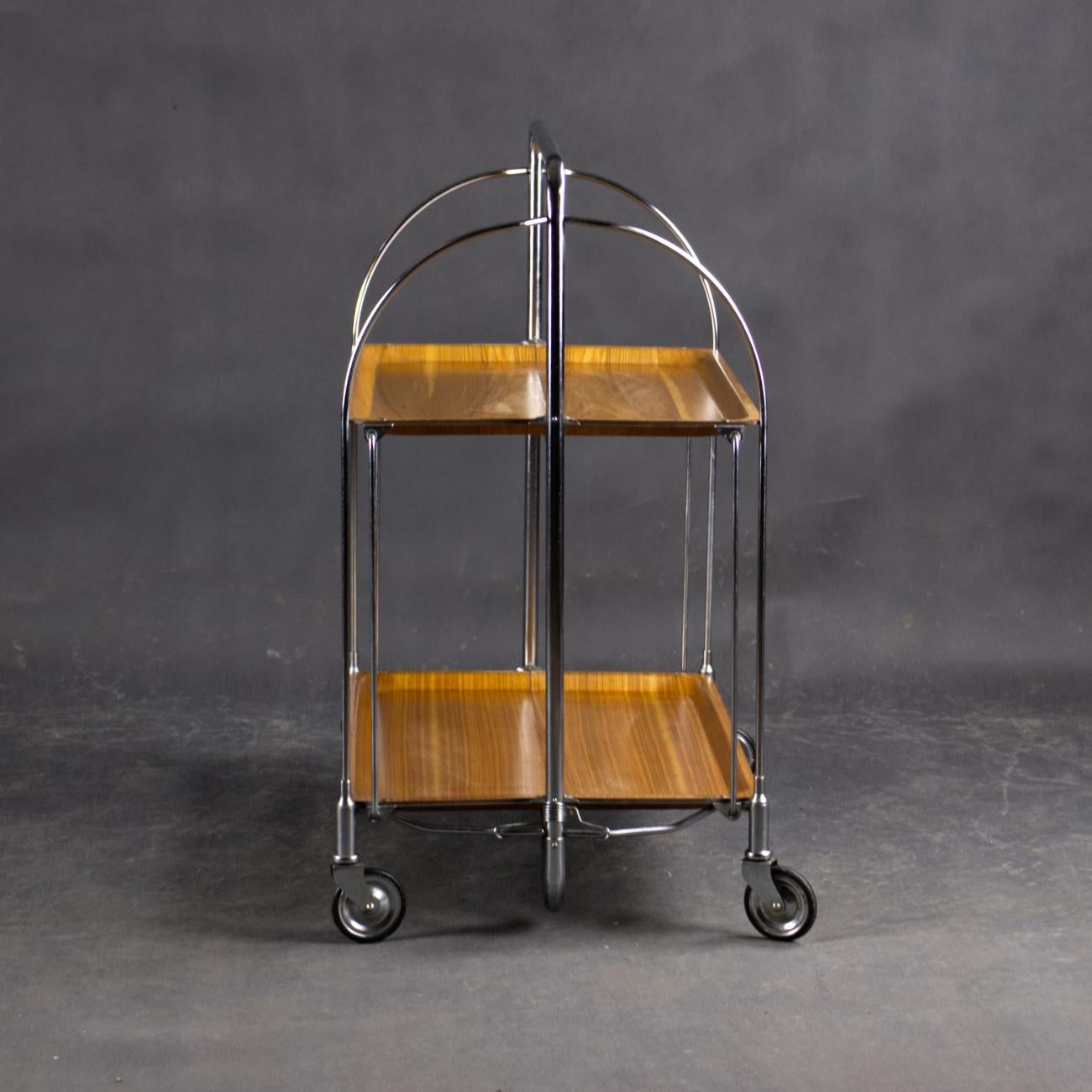 Acciaio Carrello da tè/bar Foldes, moderno e di metà secolo, in cromo e compensato modellato in vendita