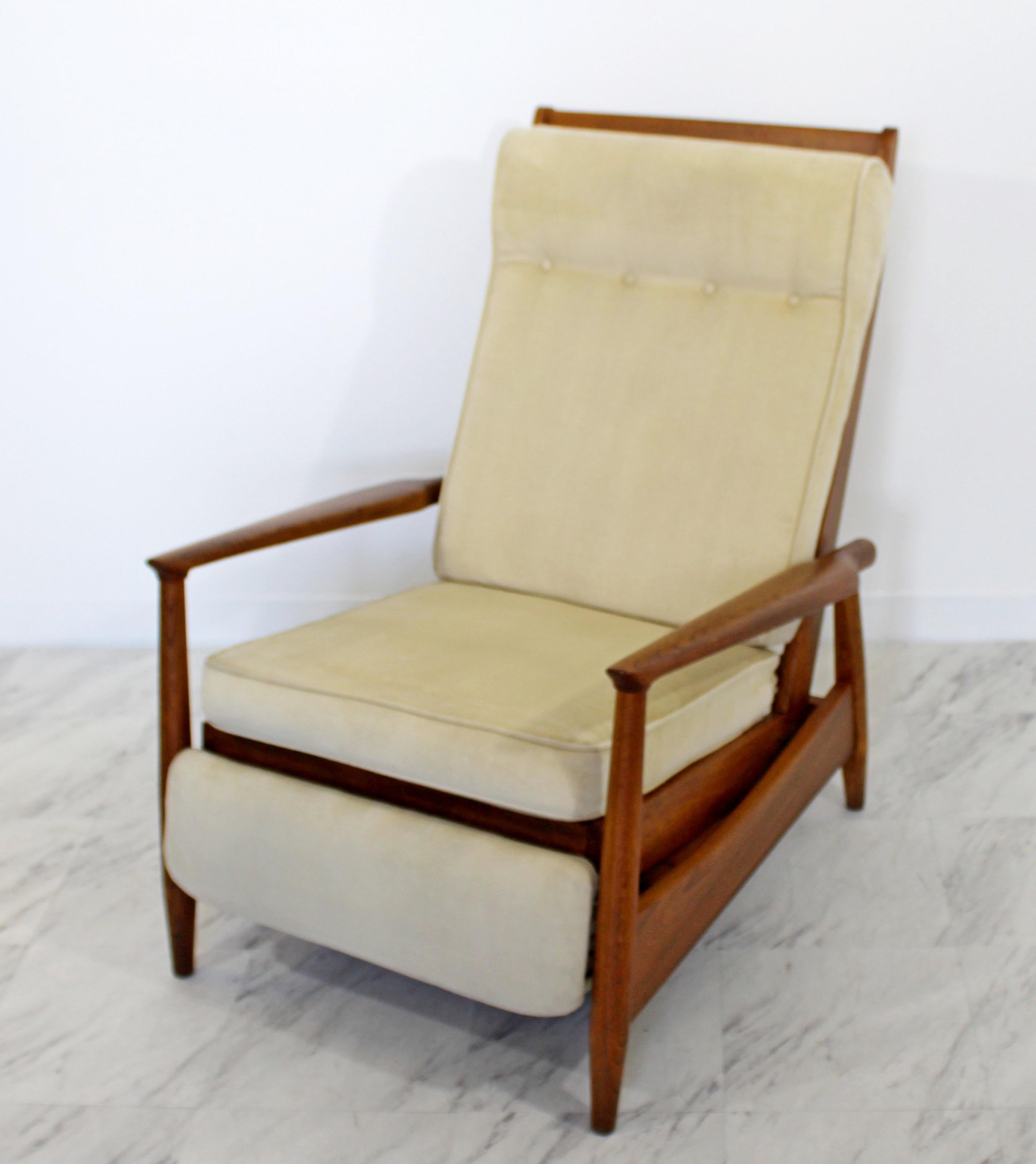 For your consideration is a wonderful, wooden recliner Folke Ohlsson Dux reclining lounge chair, circa the 1960s. In good vintage condition. The dimensions are 29