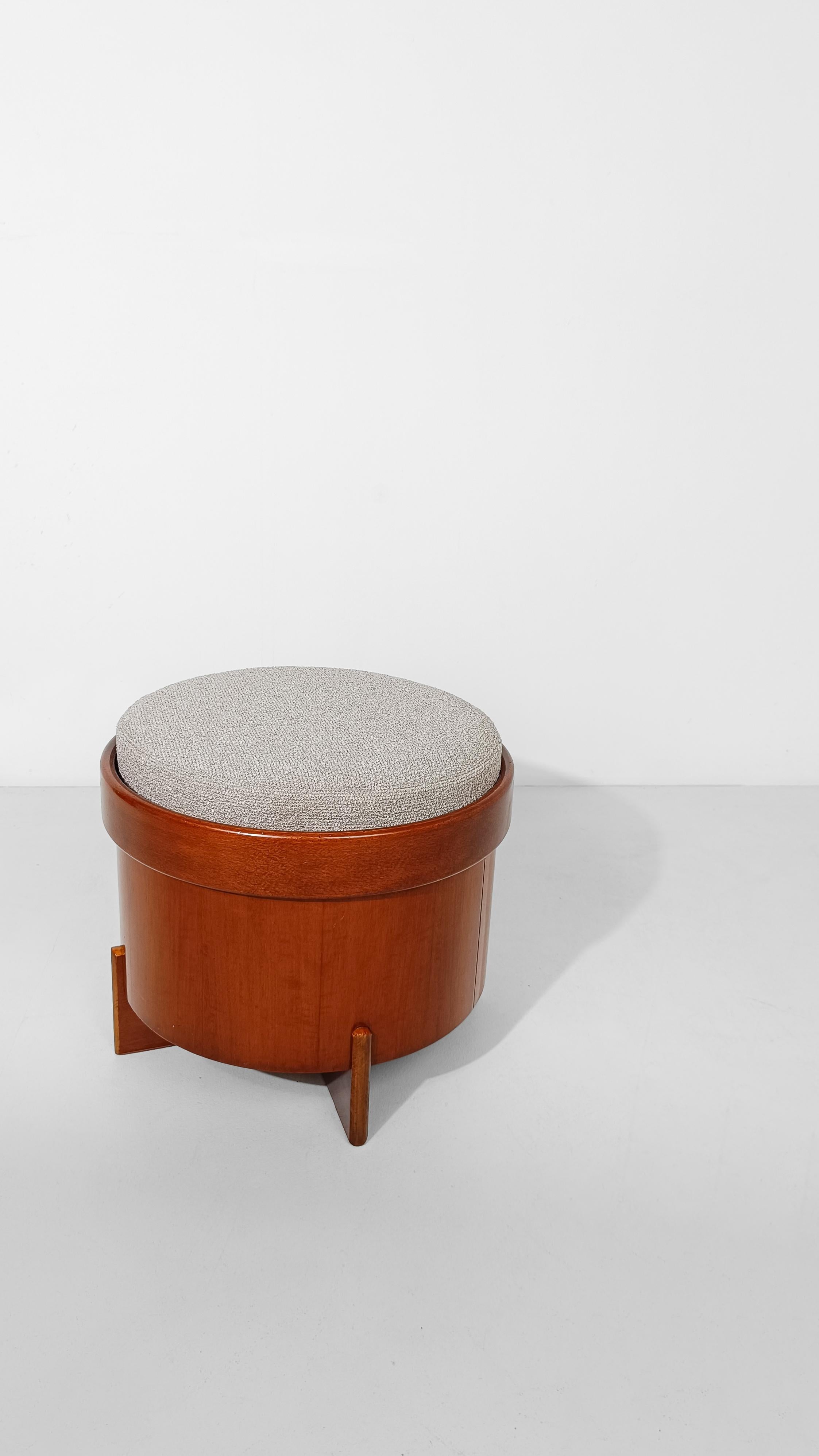 Mid-Century Modern Pouf The Modernity en contreplaqué plaqué teck et coussin en bouclè écru en vente