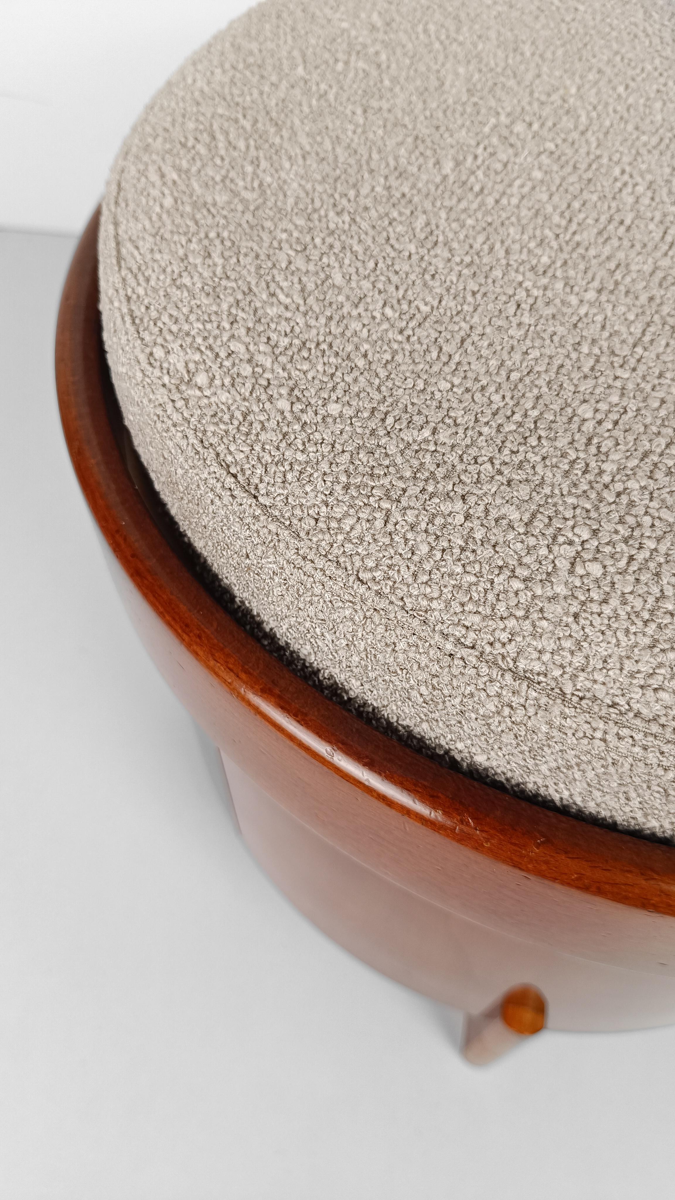 Bouclé Pouf The Modernity en contreplaqué plaqué teck et coussin en bouclè écru en vente