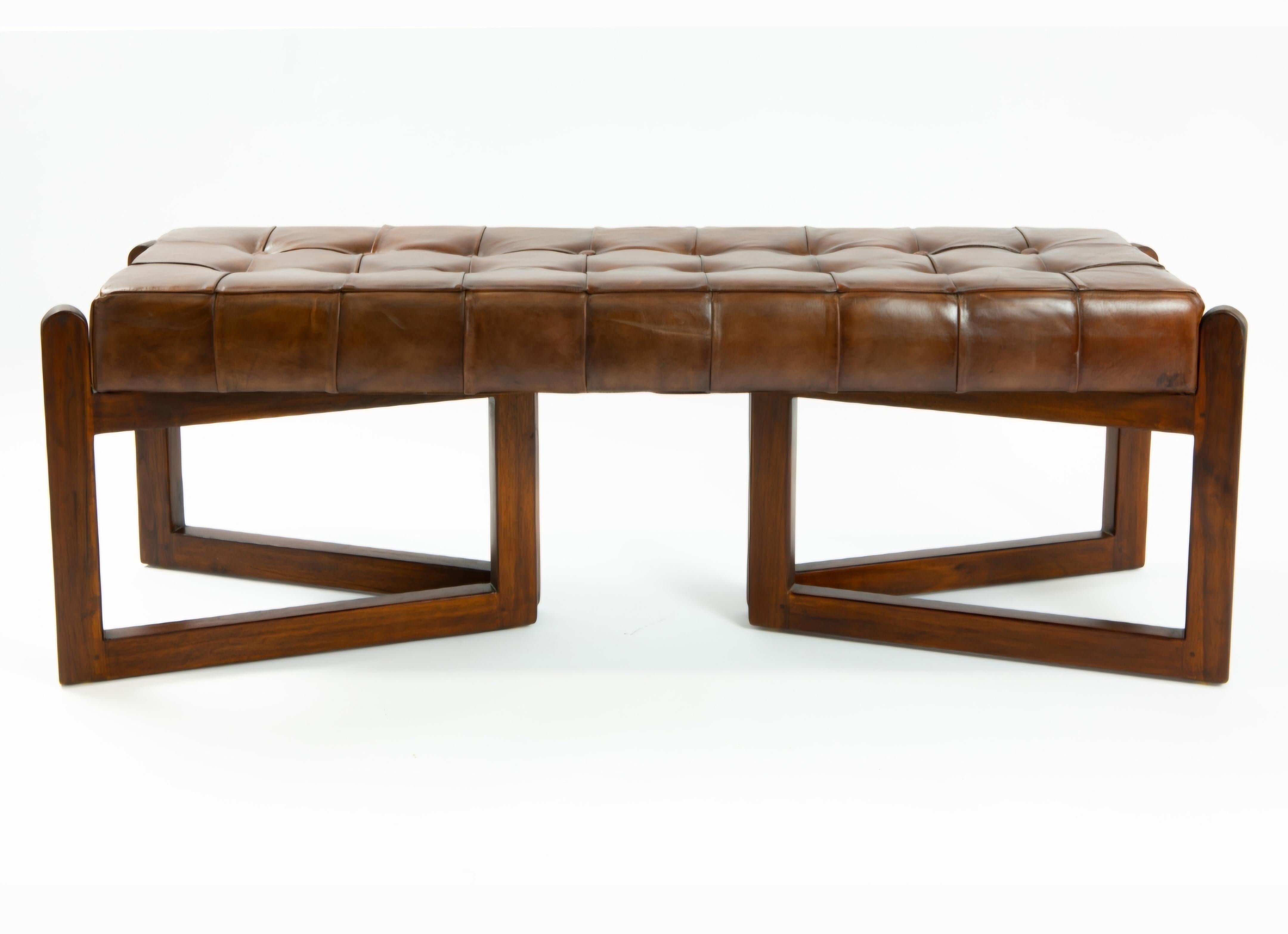 Banc modèle Victory du designer belge Olivier de Schrijver (né en 1958) pour Design/One.
Signé et numéroté 9 sur 500.
Chesterfield en bois brun et cuir d'origine