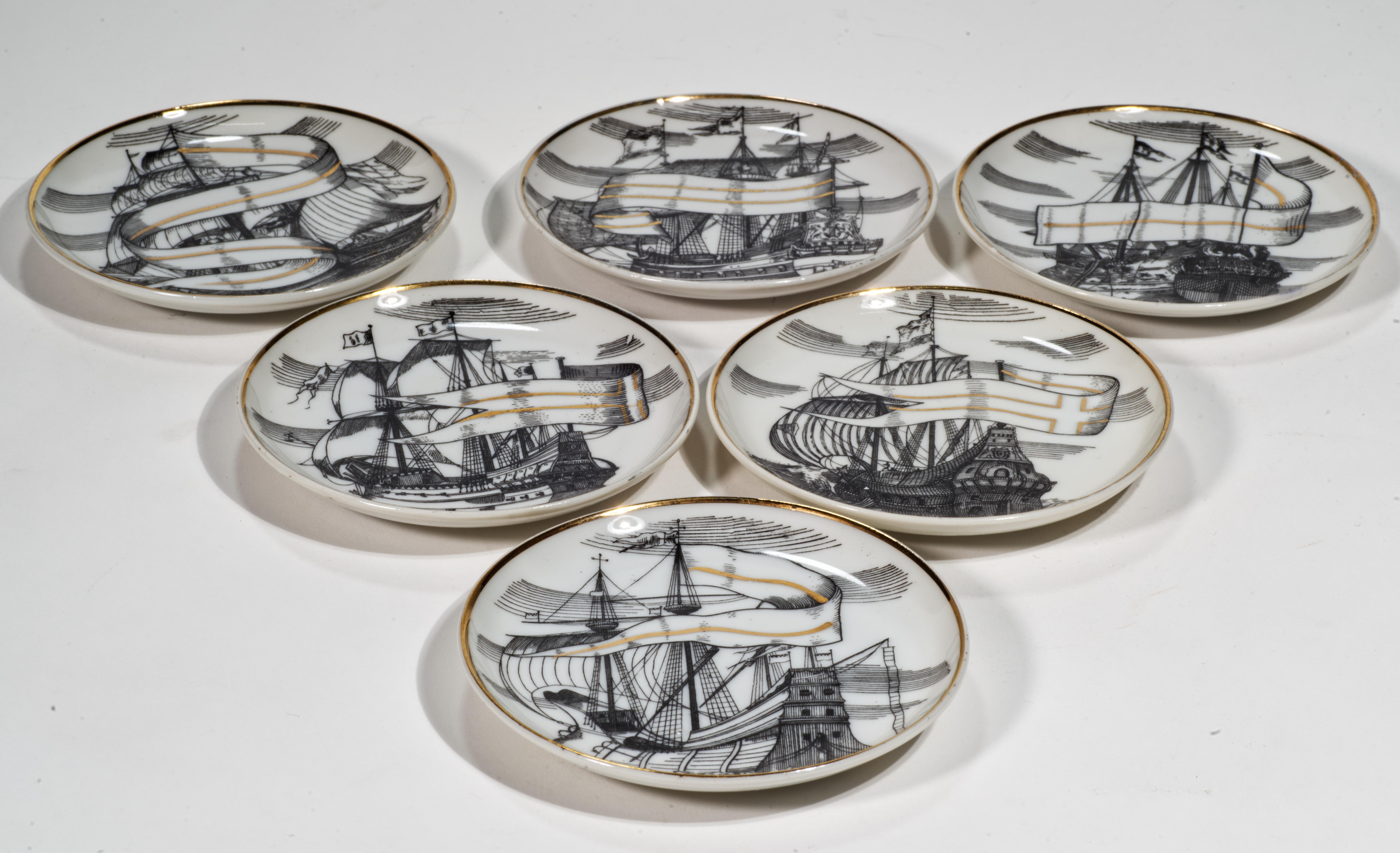  Vintage By 6 Untersetzer aus der Jahrhundertmitte mit verschiedenen spanischen Galeonen in Schwarz und Gold auf weißem Hintergrund mit dünnen Goldrändern, im Stil des Velieri-Musters von Fornasetti.

Die Untersetzer sind auf der Unterseite mit dem