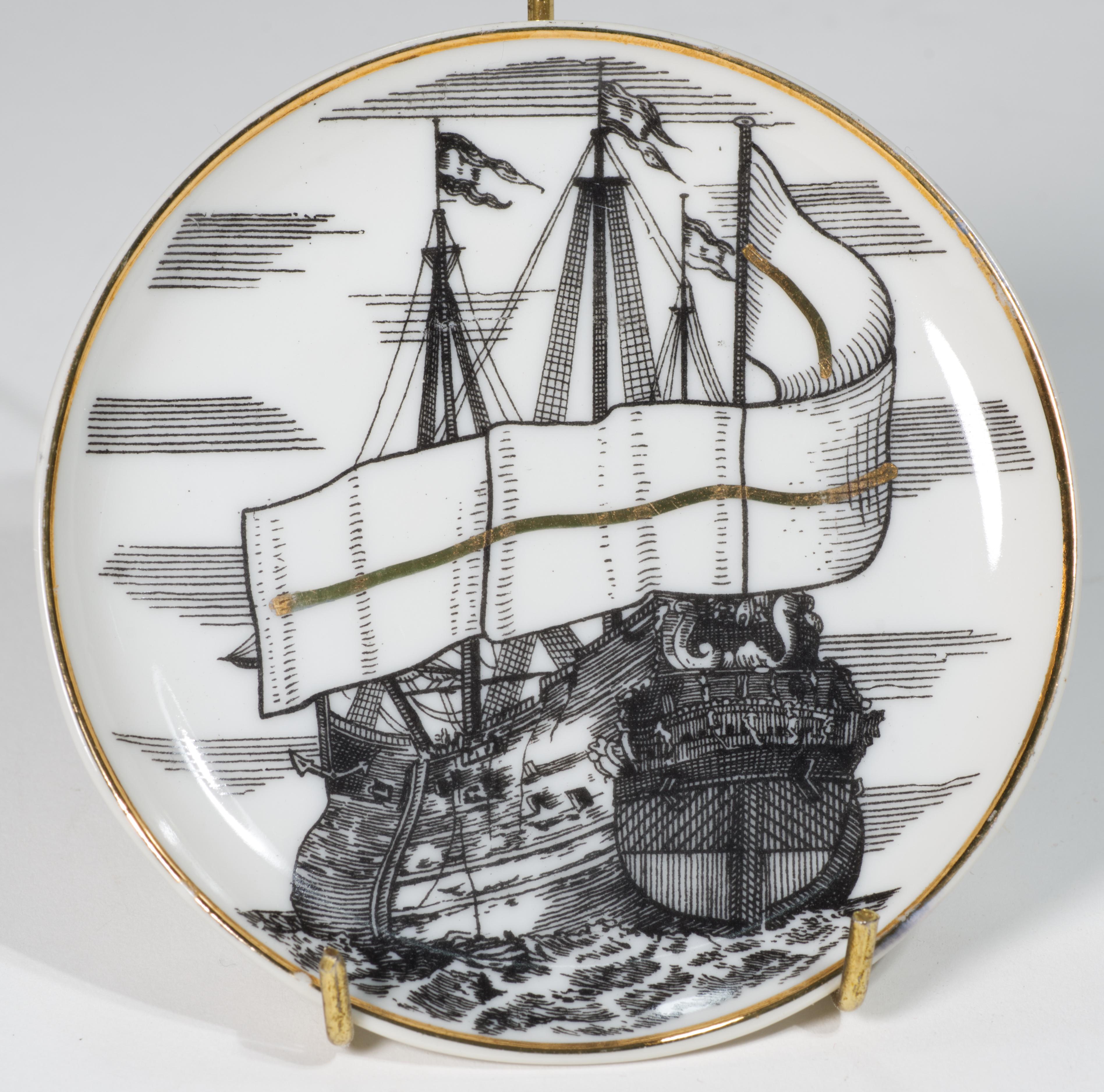 Moderne Porzellanuntersetzer im Fornasetti-Stil aus der Mitte des Jahrhunderts, Velieri-Schiffs (Moderne der Mitte des Jahrhunderts) im Angebot