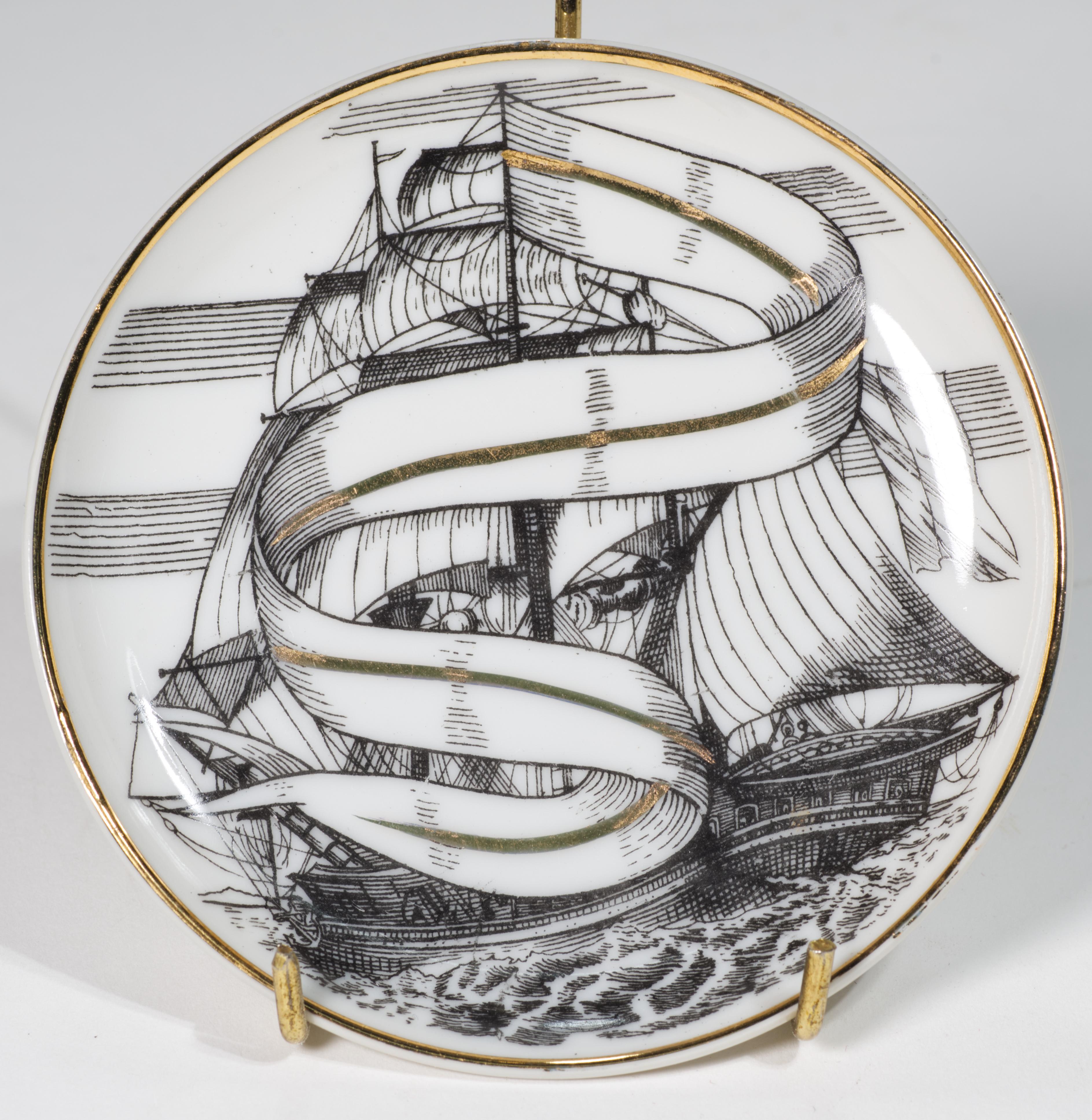 Moderne Porzellanuntersetzer im Fornasetti-Stil aus der Mitte des Jahrhunderts, Velieri-Schiffs (Japanisch) im Angebot