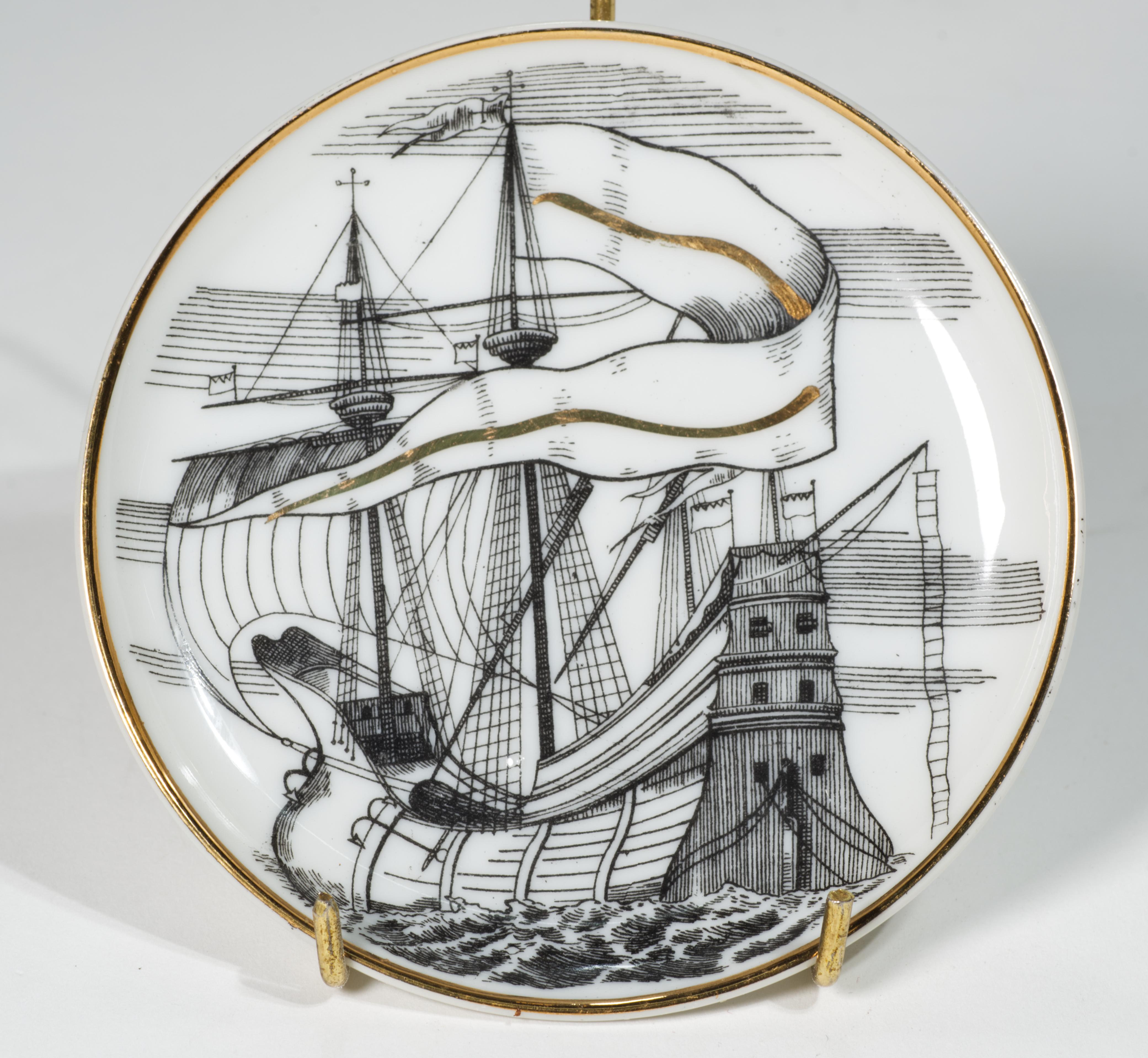 Moderne Porzellanuntersetzer im Fornasetti-Stil aus der Mitte des Jahrhunderts, Velieri-Schiffs (Glasiert) im Angebot