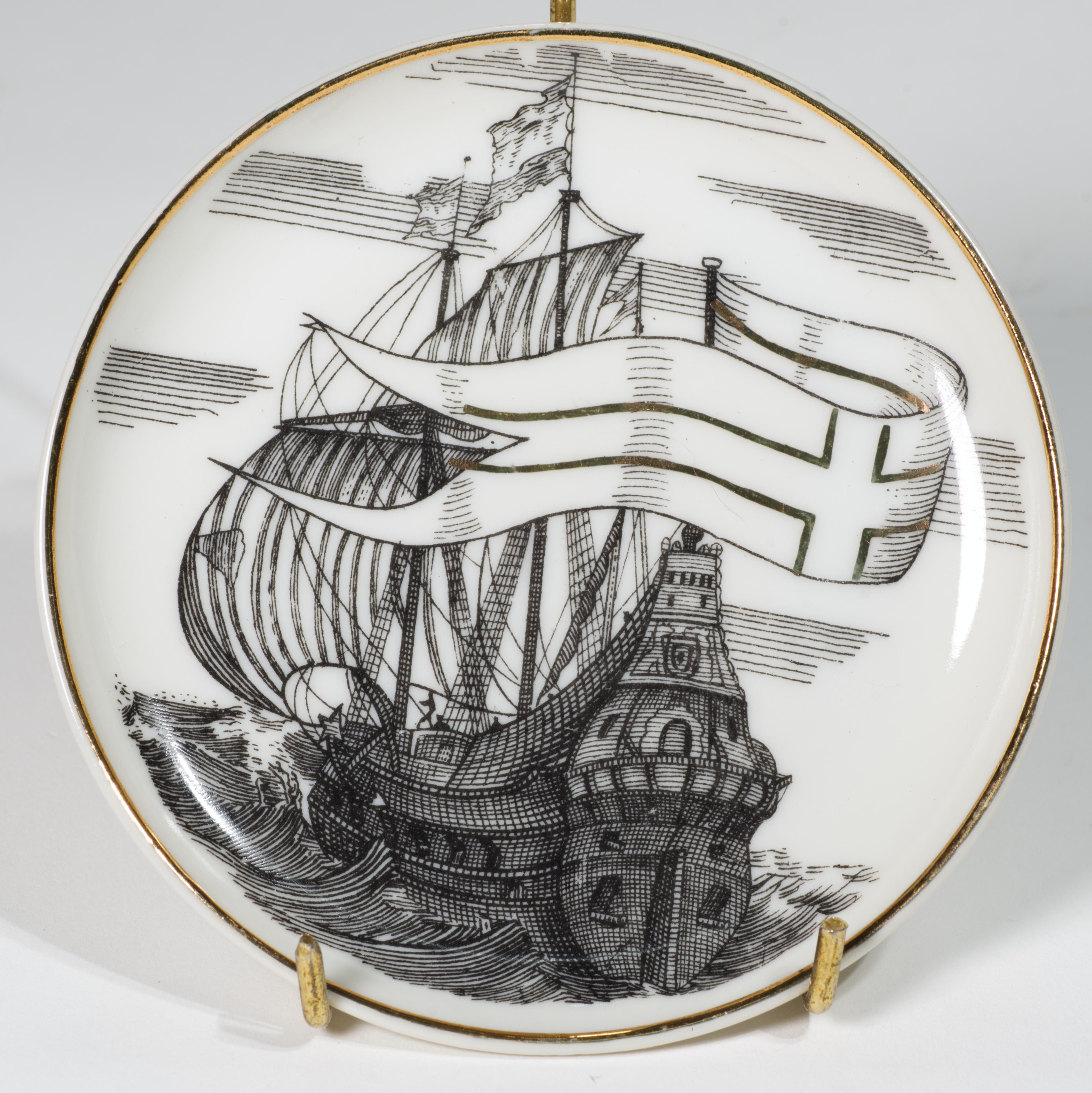 Moderne Porzellanuntersetzer im Fornasetti-Stil aus der Mitte des Jahrhunderts, Velieri-Schiffs im Zustand „Gut“ im Angebot in Clifton Springs, NY