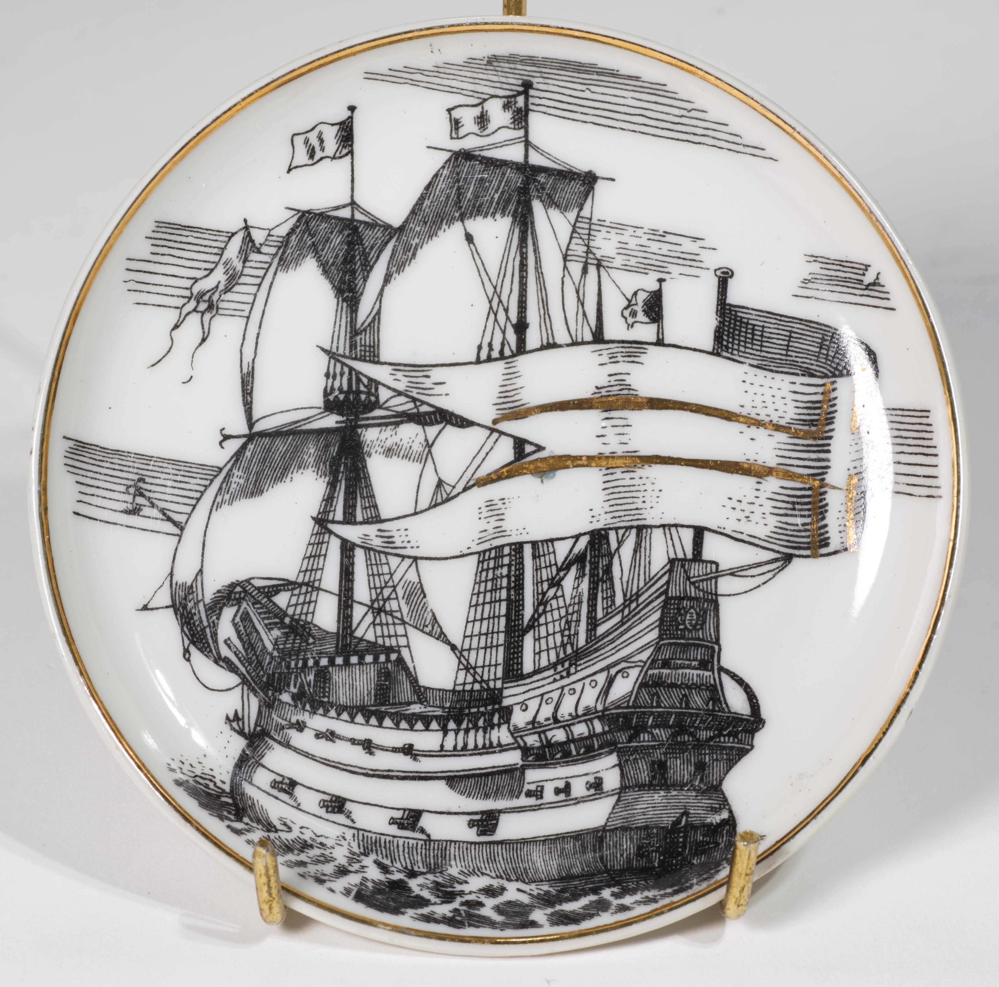 Moderne Porzellanuntersetzer im Fornasetti-Stil aus der Mitte des Jahrhunderts, Velieri-Schiffs (20. Jahrhundert) im Angebot