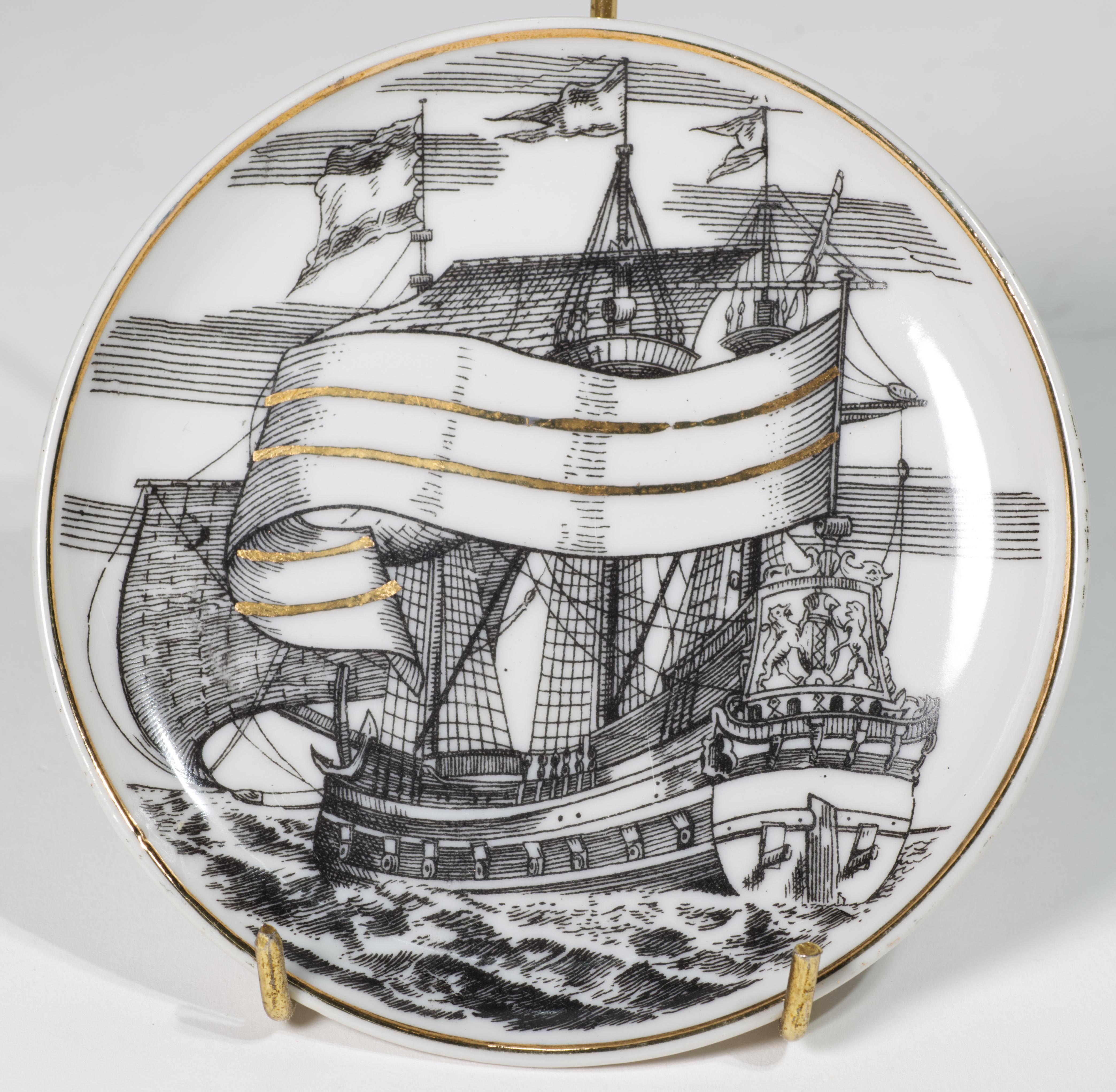 Moderne Porzellanuntersetzer im Fornasetti-Stil aus der Mitte des Jahrhunderts, Velieri-Schiffs im Angebot 1