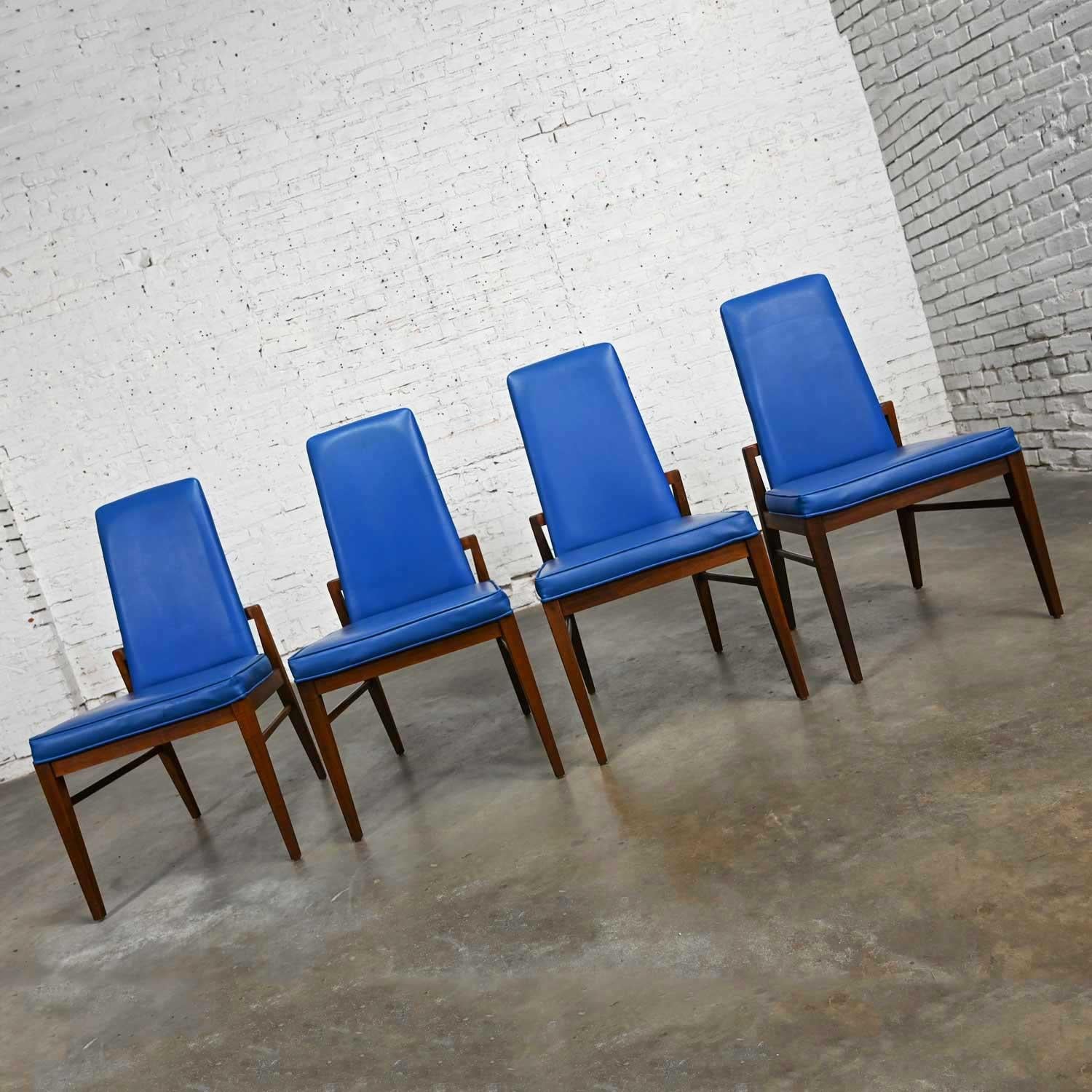 Superbe ensemble de 4 chaises de salle à manger Foster-McDavid, de style moderne du milieu du siècle dernier, avec cadre en noyer et revêtement d'origine en faux cuir bleu cobalt. Très bon état, tout en gardant à l'esprit qu'il s'agit d'un produit